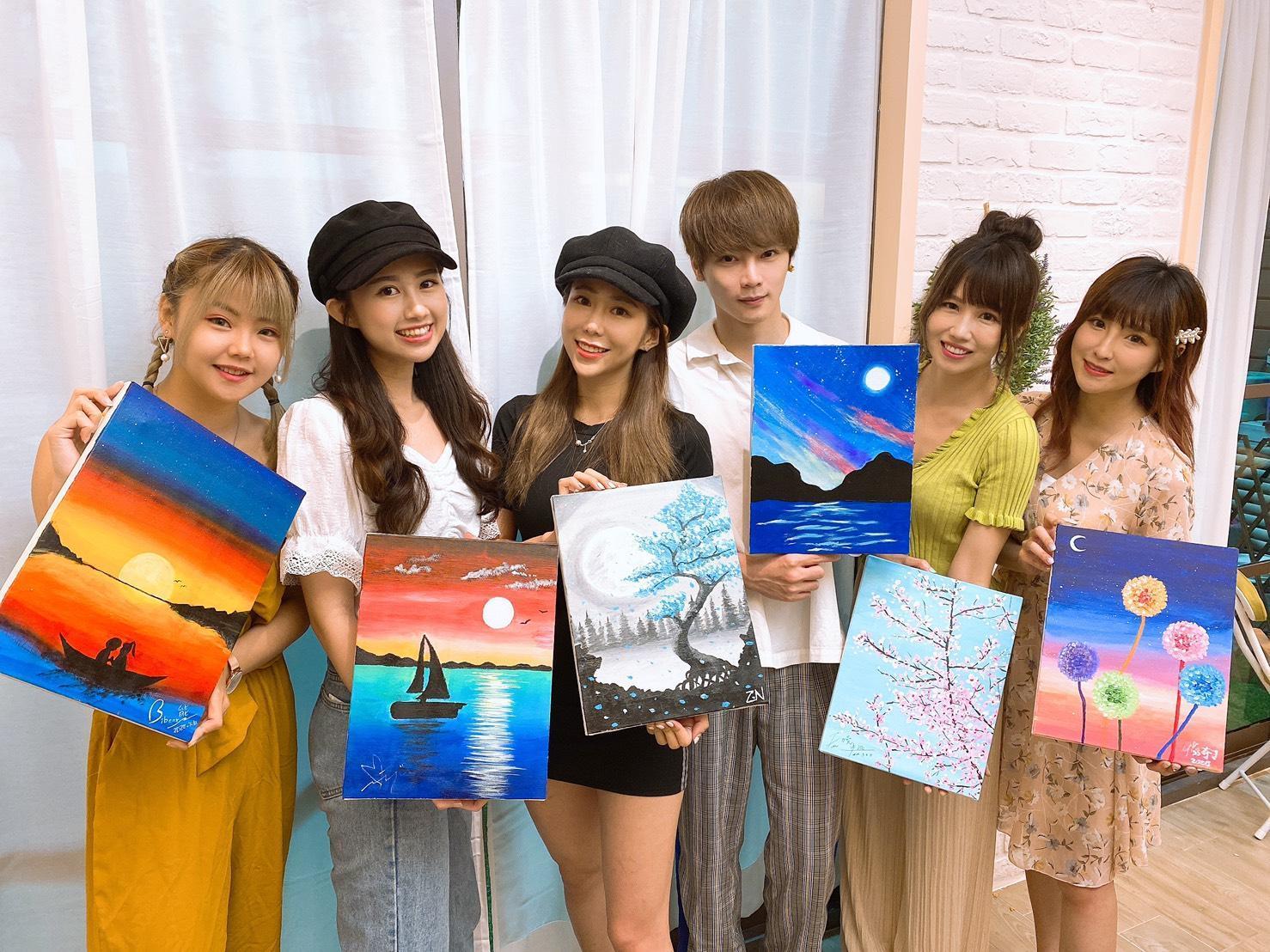 古曜威和梓梓、曉帆、布丁等6位女星一同出席「艾瑪畫室 AMMA PAINTING」開幕活動。(AMMA PAINTING)