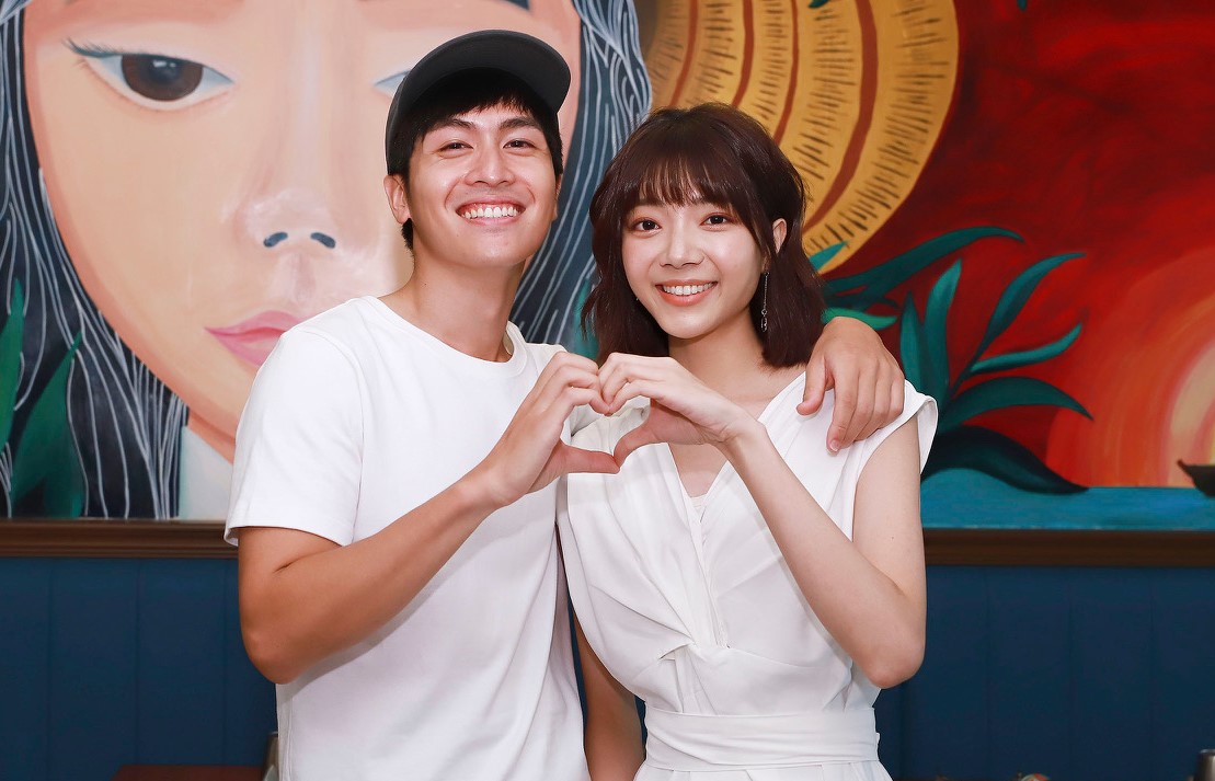 周宇柔拍吻戲先揪林孫煜豪吃蚵嗲，笑稱互嚐彼此「海之味」。（民視提供）