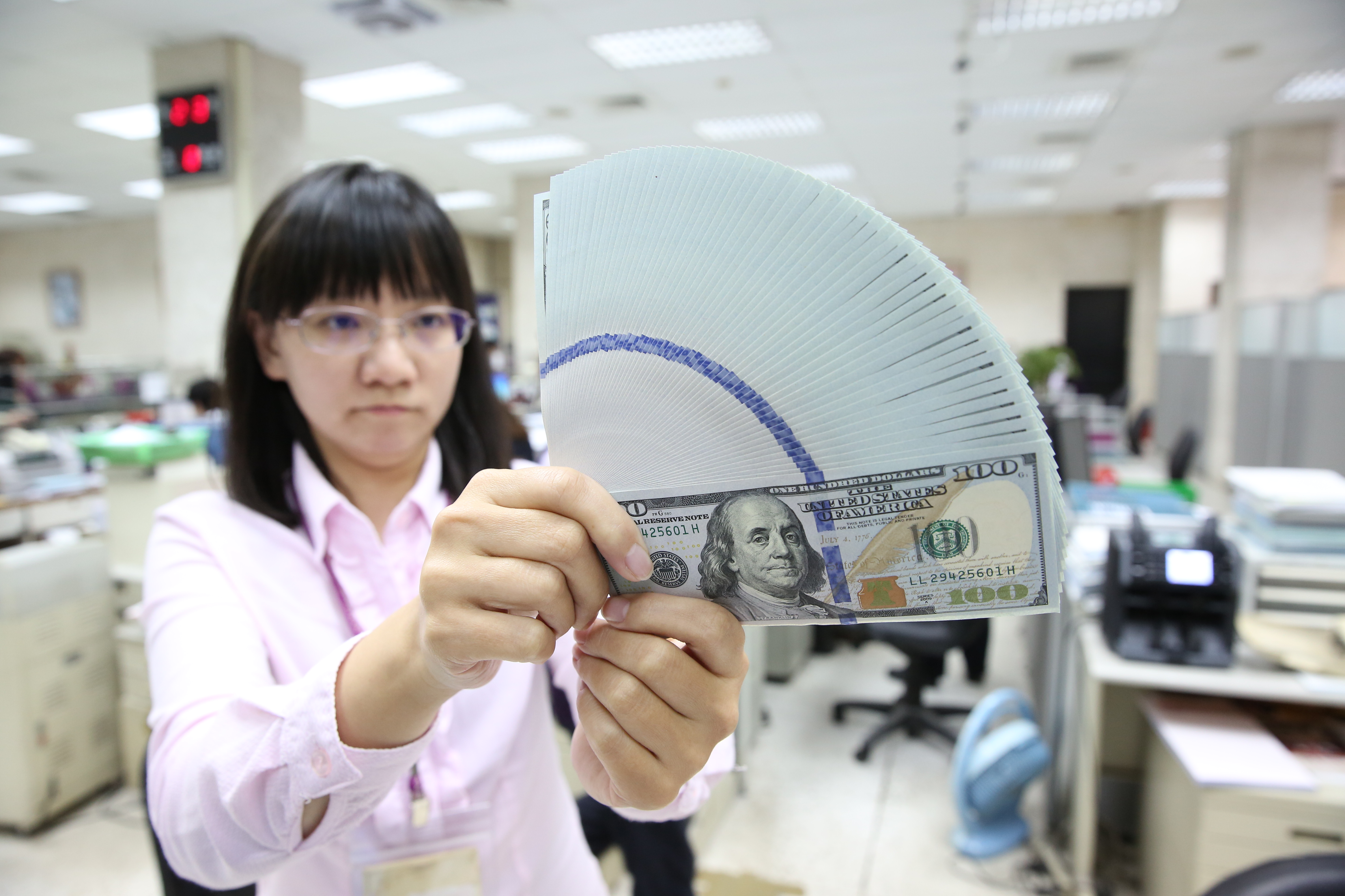 近期熱錢不斷湧入台灣，讓新台幣漲勢不斷。 