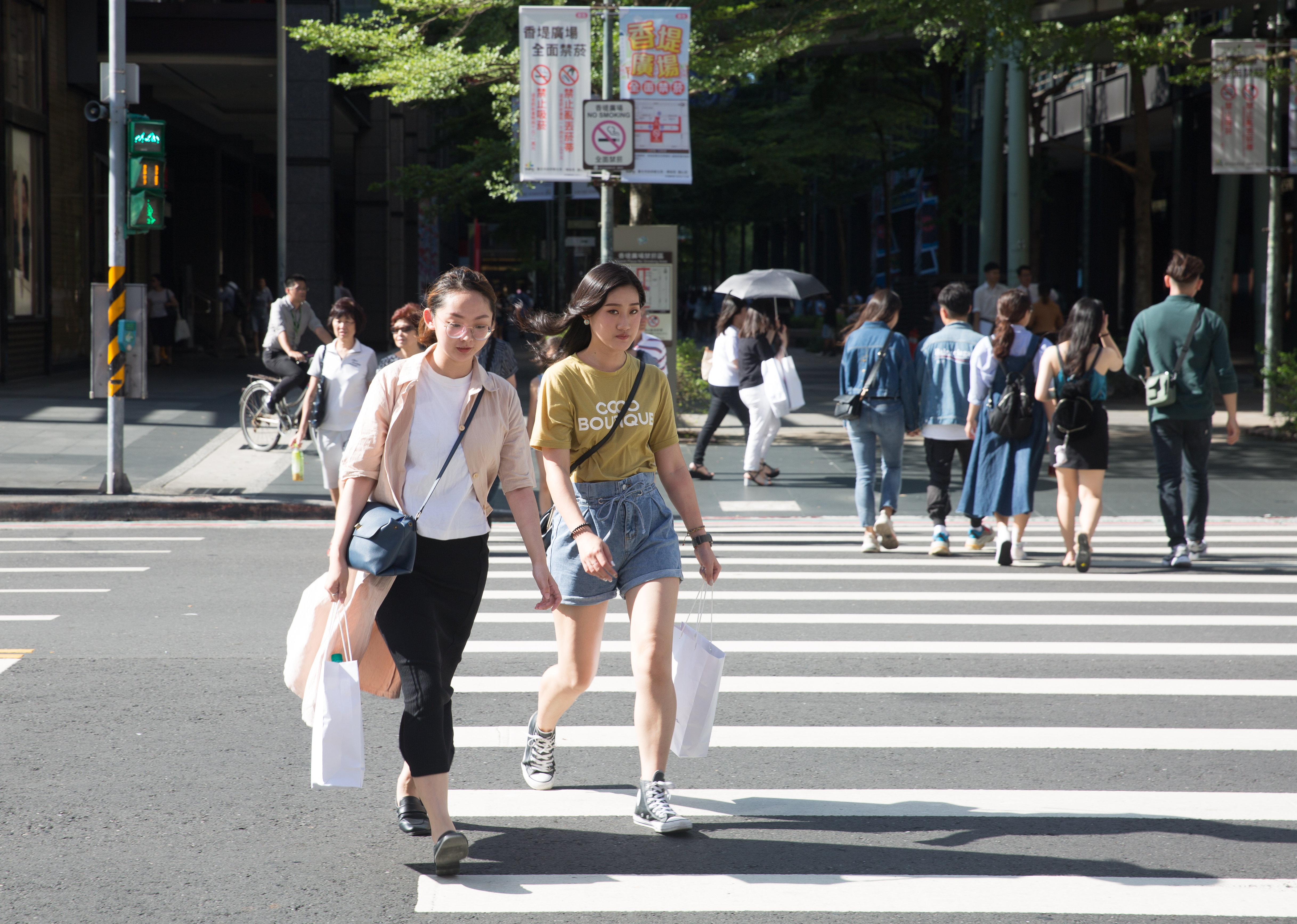 中央氣象局針對全台12縣市發布高溫警訊，民眾外出應慎防熱傷害。