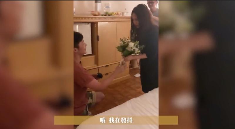 楊丞琳公布李榮浩求婚影片,拿到捧花時「手在發抖」。(翻攝自楊丞琳官方YouTube)