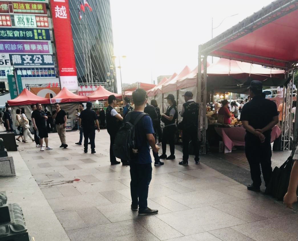 台北市亞洲廣場大樓爆發產權糾紛，有不少黑衣人到場。（讀者提供）