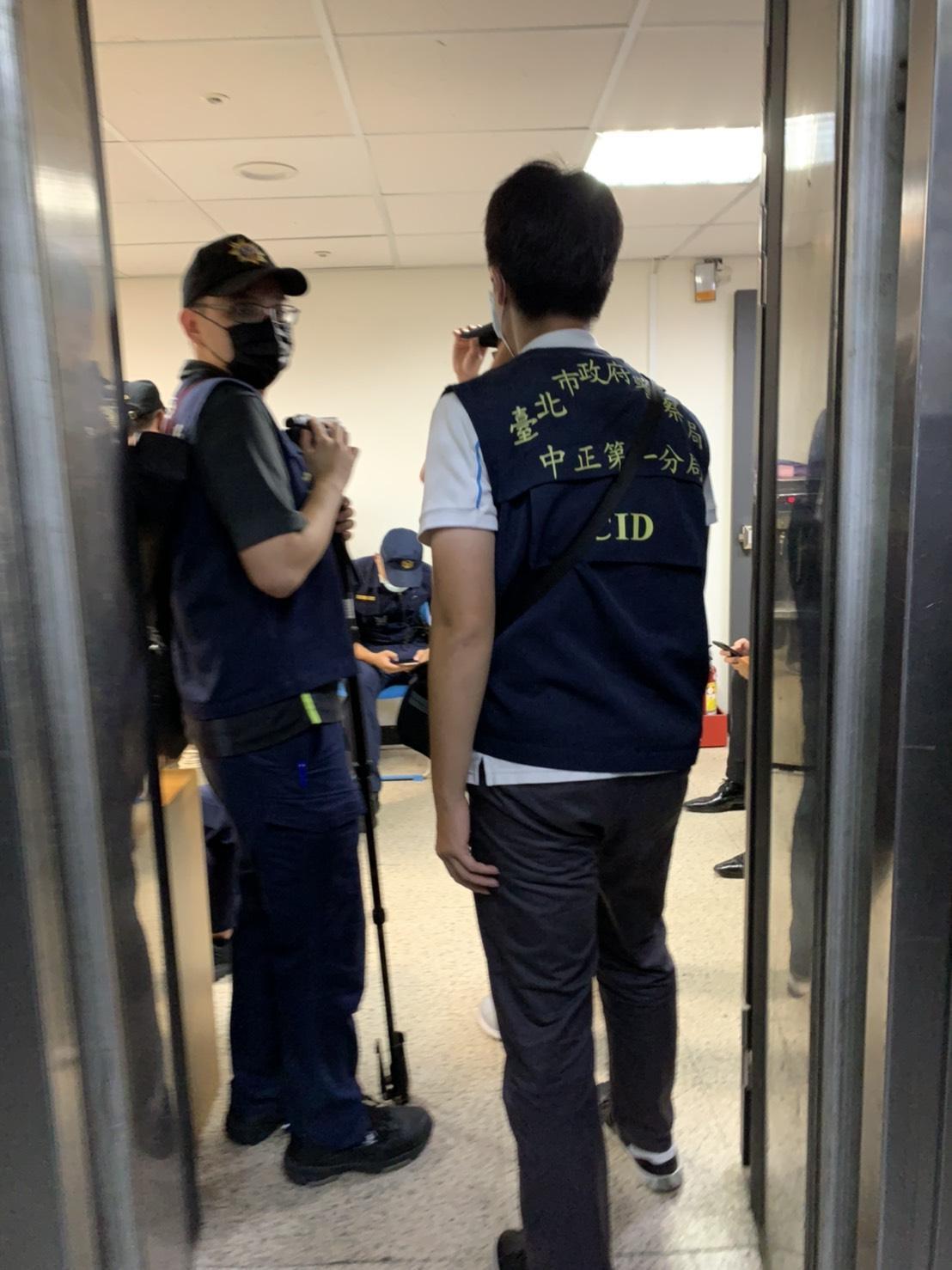 避免產權糾紛爆發衝突，警方到場關切。（讀者提供）