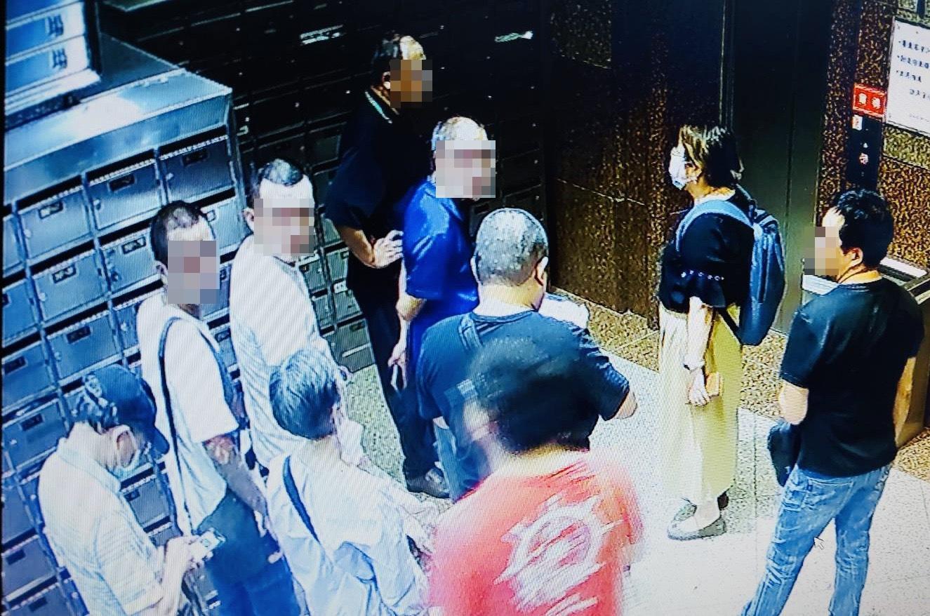 業主該旅館遭管委會斷水斷電後,竟有不明人士到場騷擾。(讀者提供)