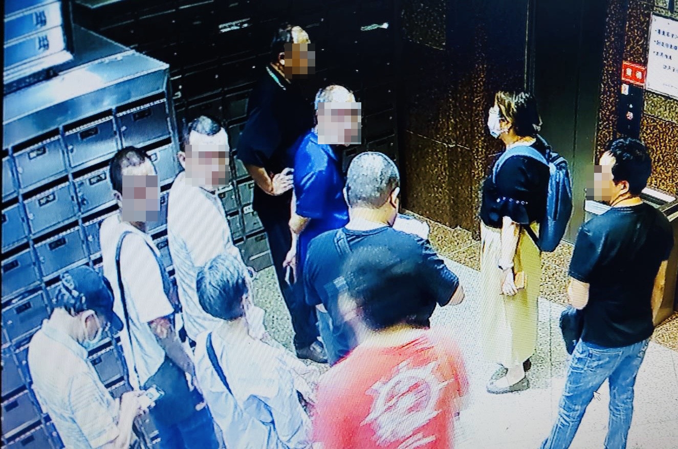 業主該旅館遭管委會斷水斷電後,竟有不明人士到場騷擾。(讀者提供)