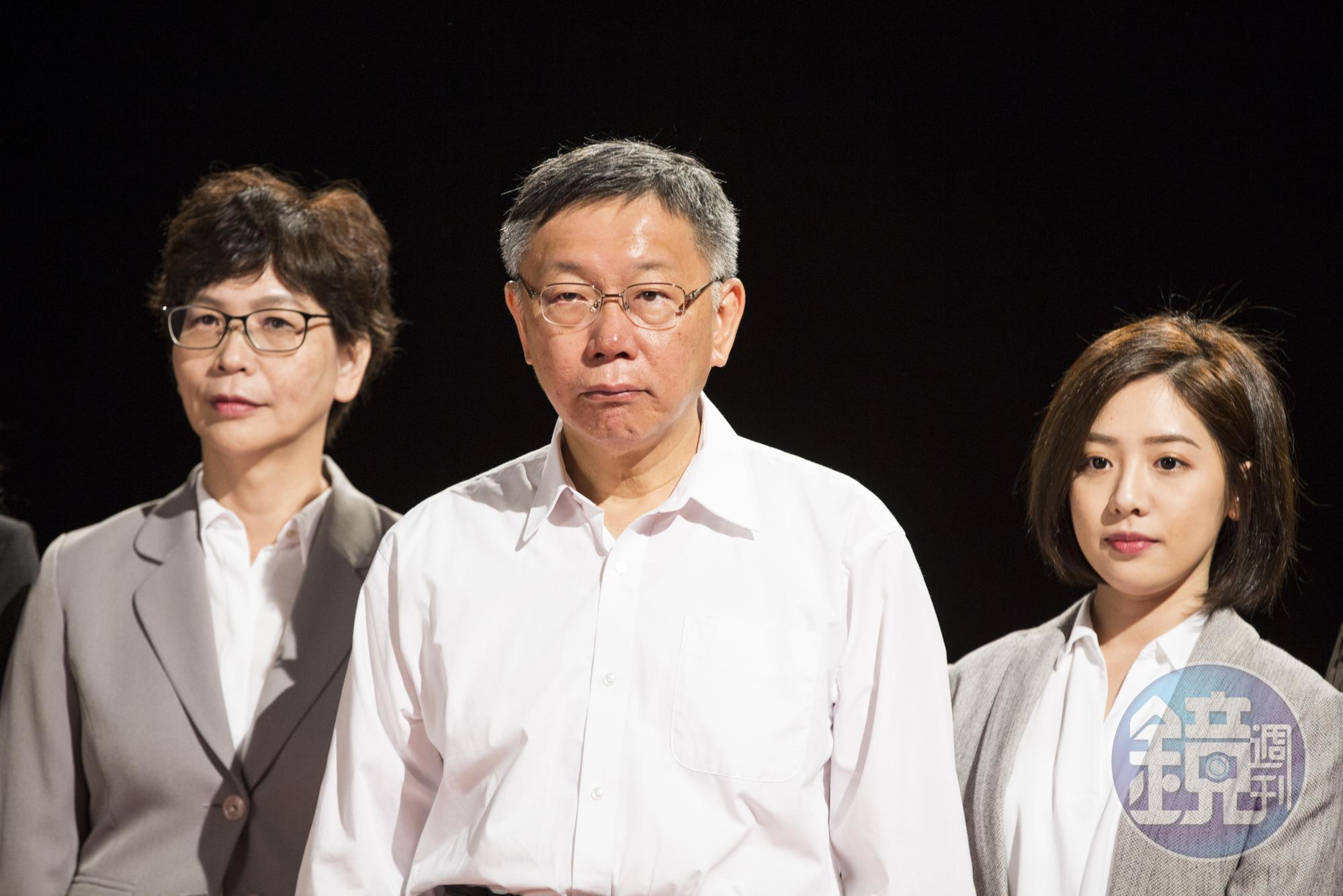 柯文哲（中）成立的民眾黨要辦黨員大會，報名率卻相當低，蔡壁如（左）呼籲大家踴躍參與。（本刊資料照）