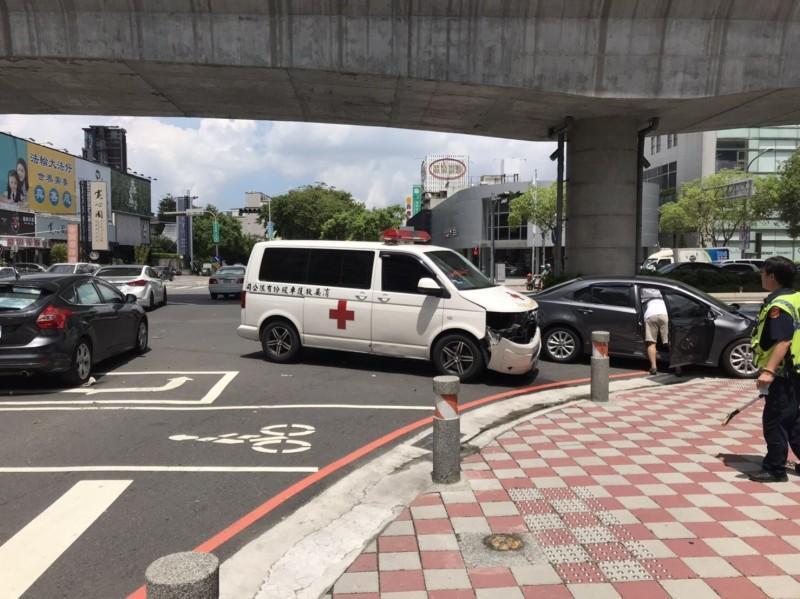 車禍發生後,老翁由另一救護車接駁送醫,但到院前已死亡(翻攝畫面)