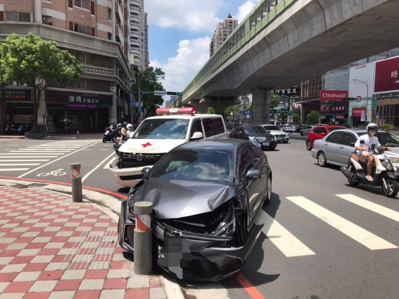 救護車與迴轉的自小客車相撞,救護車駕駛輕傷。(翻攝畫面)