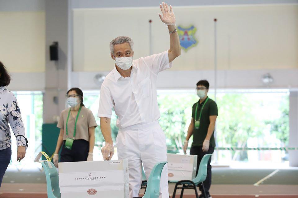 新加坡舉行國會大選,總理李顯龍戴口罩出門投票。(翻攝自李顯龍臉書)