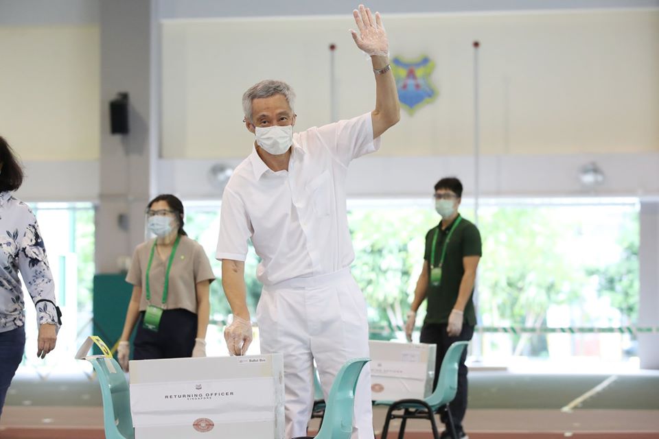 新加坡舉行國會大選，總理李顯龍戴口罩出門投票。（翻攝自李顯龍臉書）