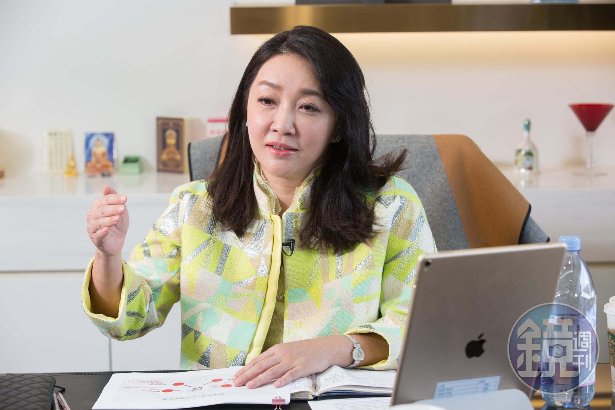 張麗綺過去時常參加同業舉辦公開活動或法說會，在台下仔細做筆記。