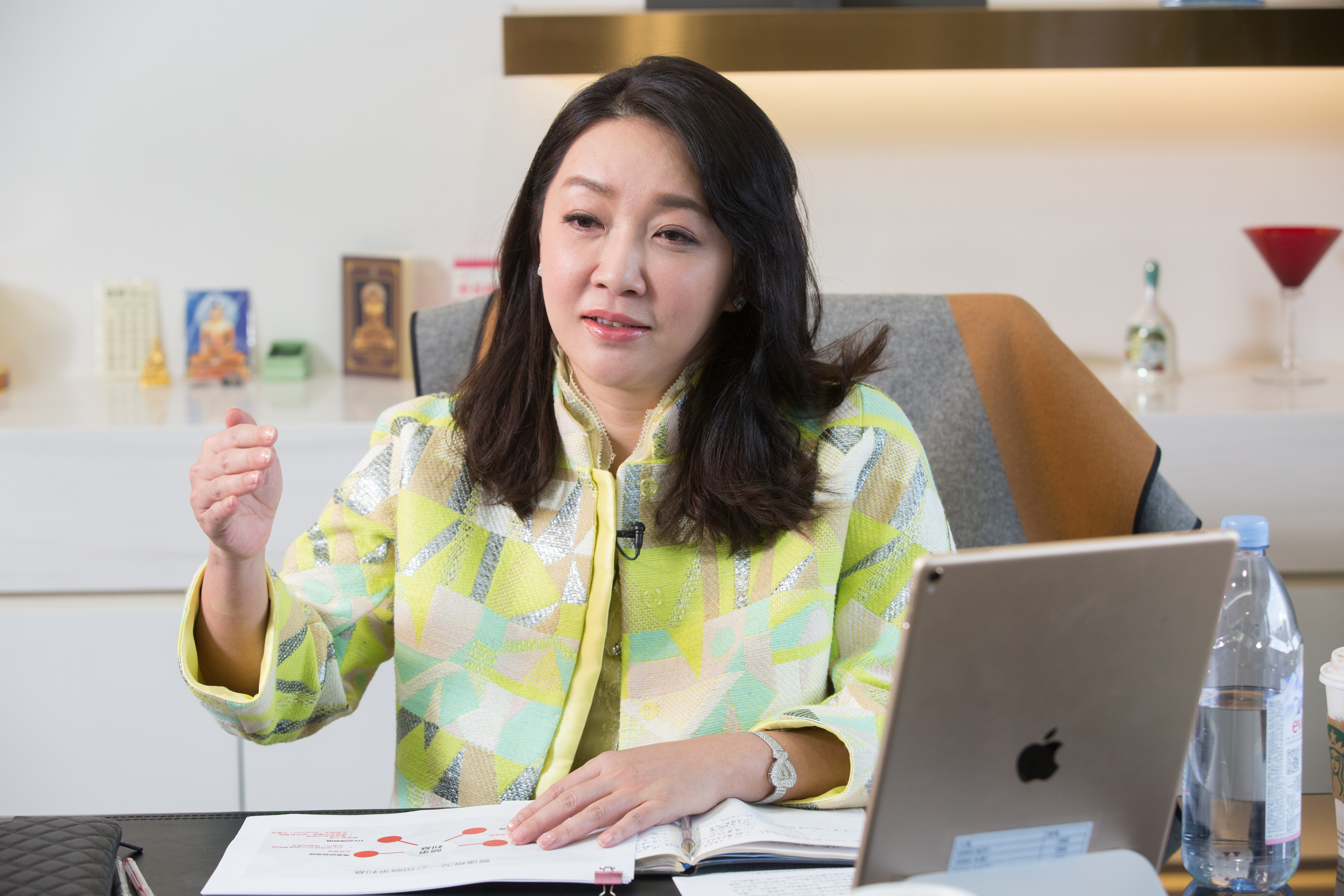 張麗綺過去時常參加同業舉辦公開活動或法說會，在台下仔細做筆記。