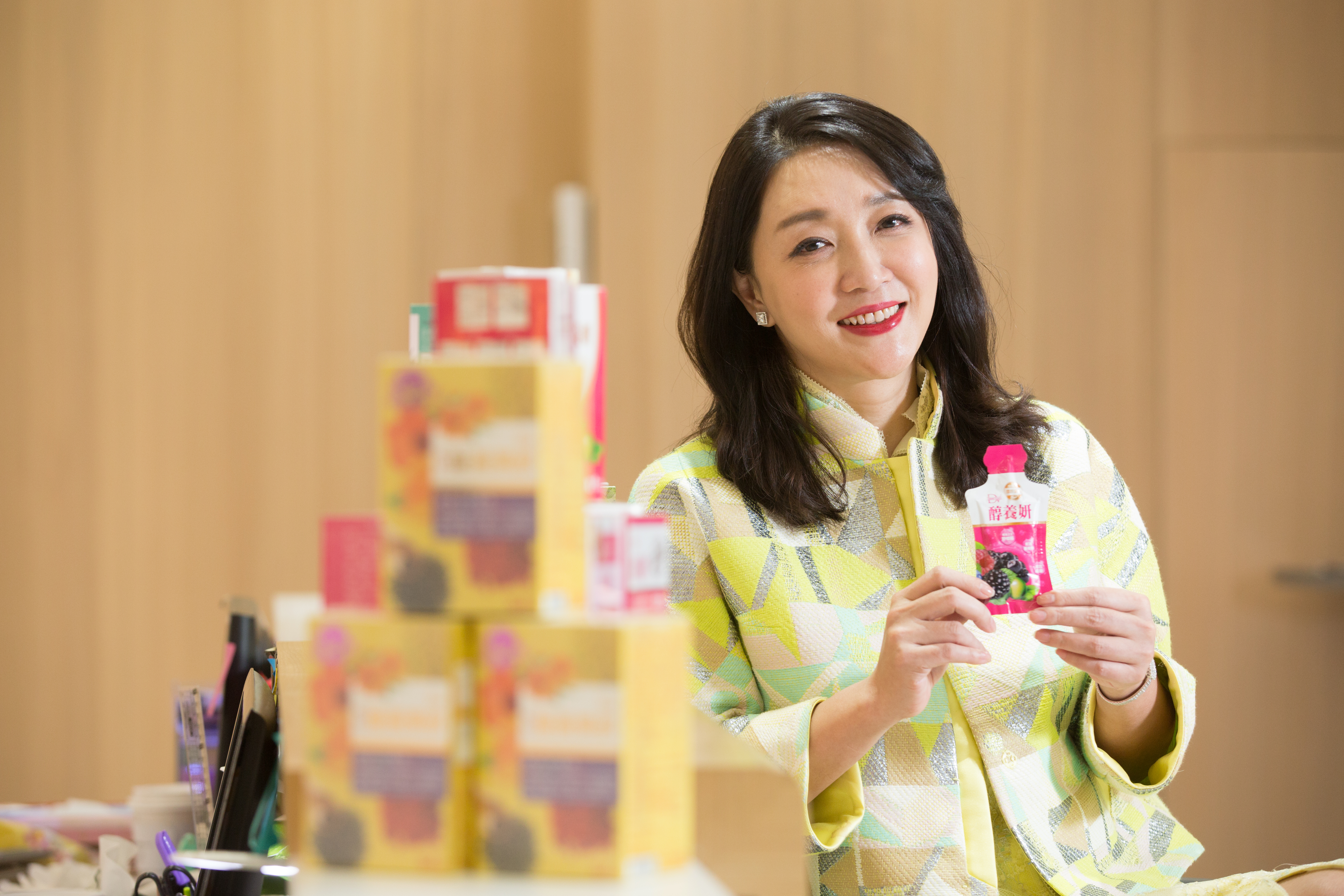 走過獨自帶著2個年幼的孩子創業、還債的刻苦階段，張麗綺特別能同感失婚女性的壓力。