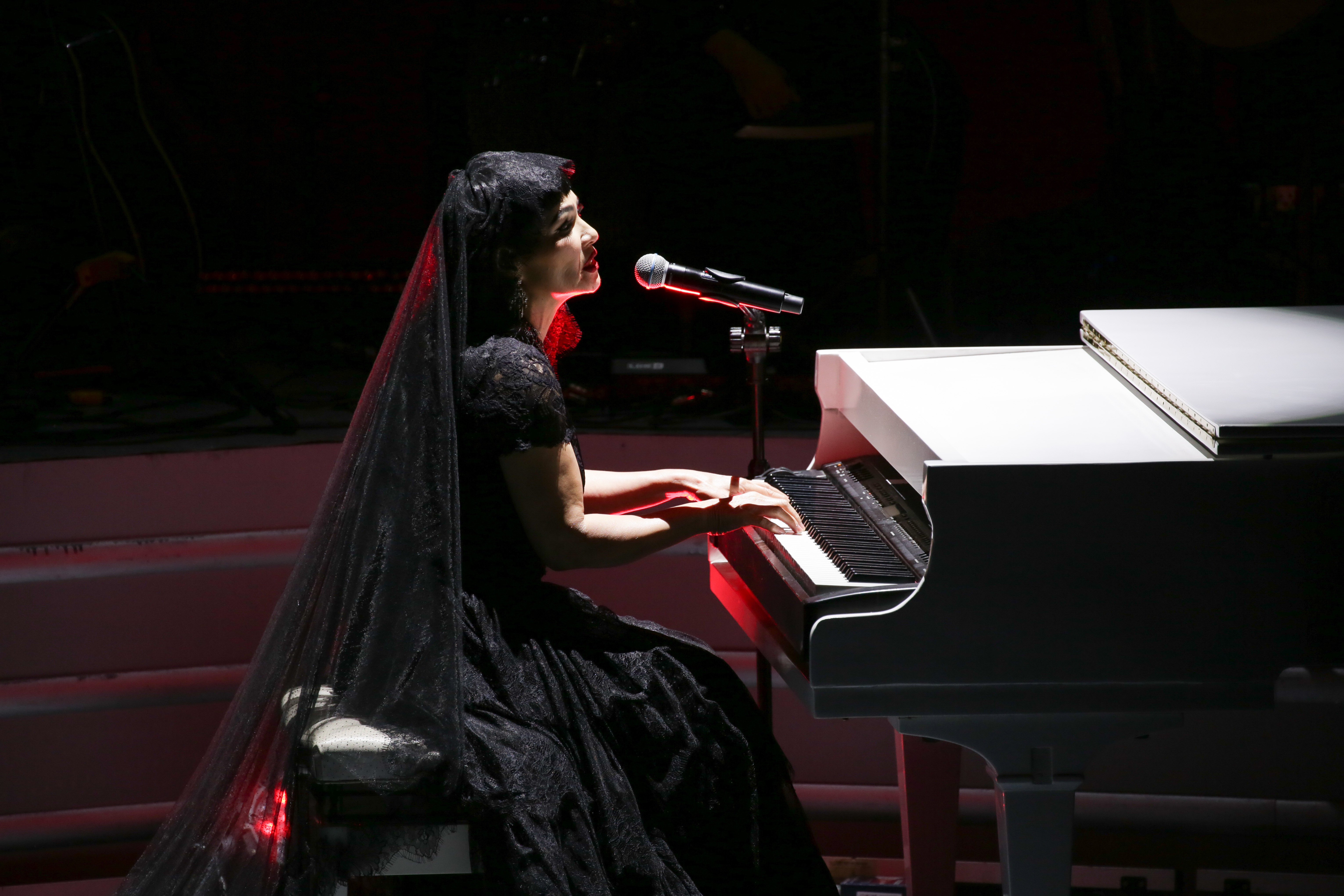 潘越雲以自彈鋼琴演唱，揭開演唱會序幕。