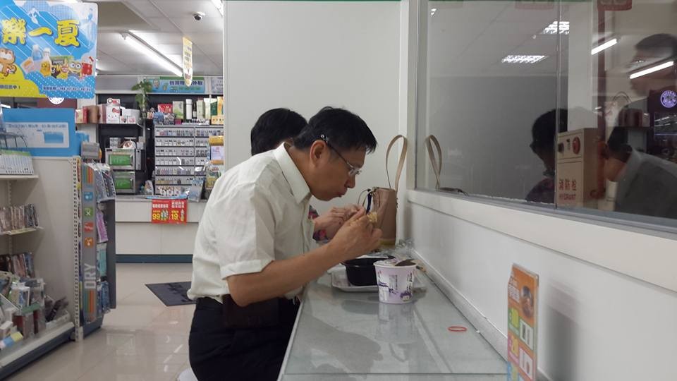 潘俊霖幫柯文哲拍下在超商吃泡麵,營造親民形象。(翻攝自潘俊霖臉書)