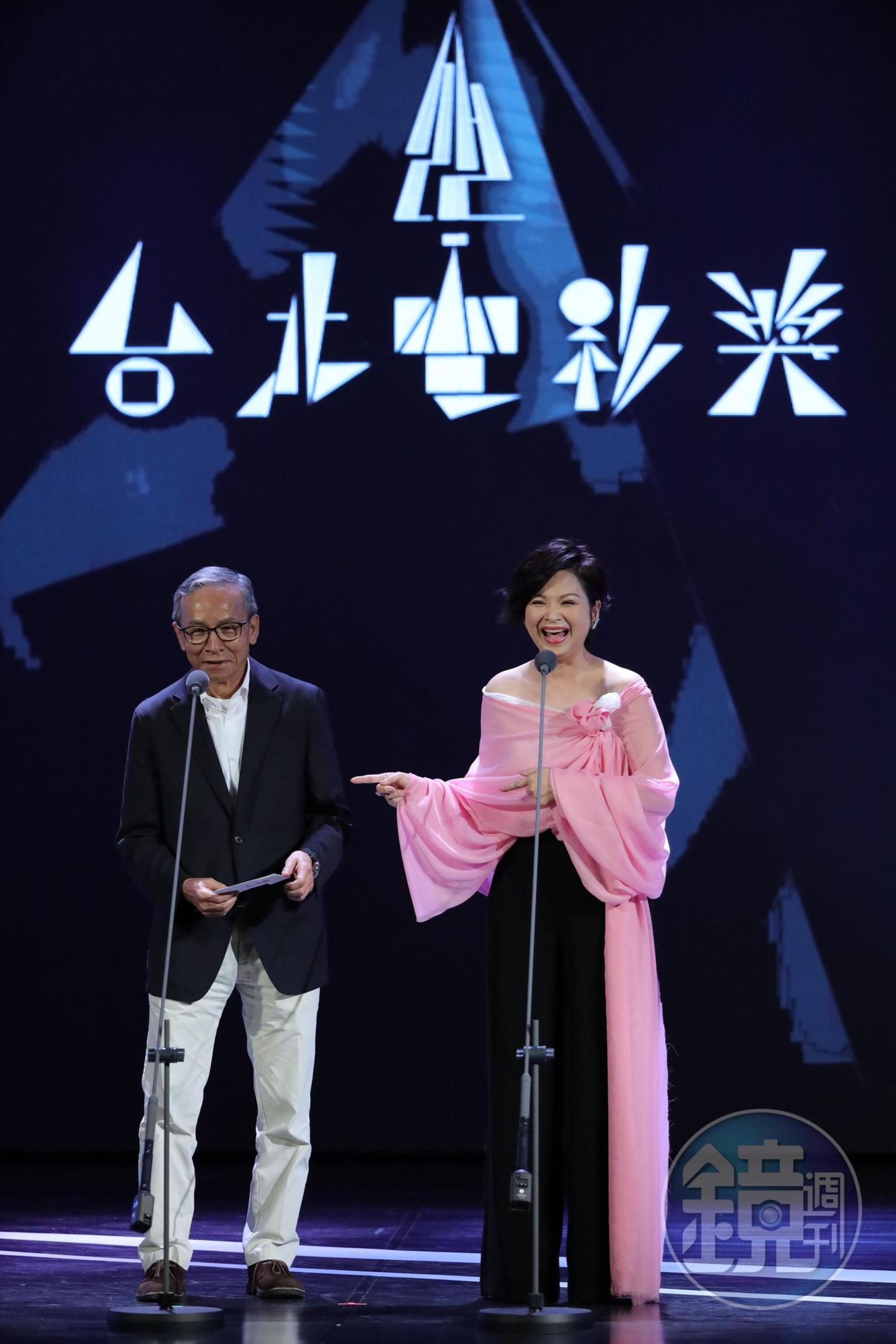吳念真擔任本屆評審團主席(左)與楊貴媚揭曉百萬首獎。(台北電影節提供)