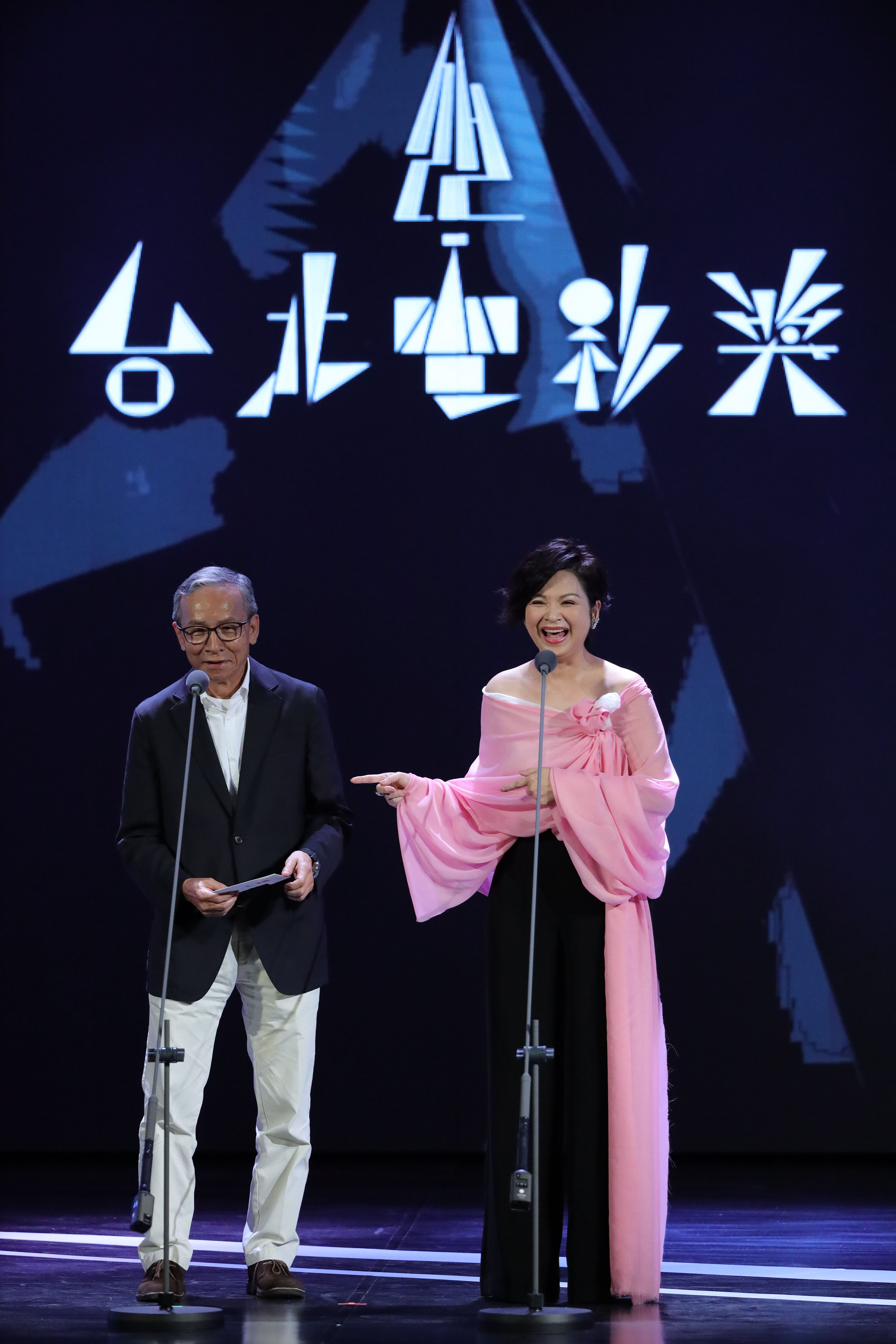 吳念真擔任本屆評審團主席（左）與楊貴媚揭曉百萬首獎。（台北電影節提供）