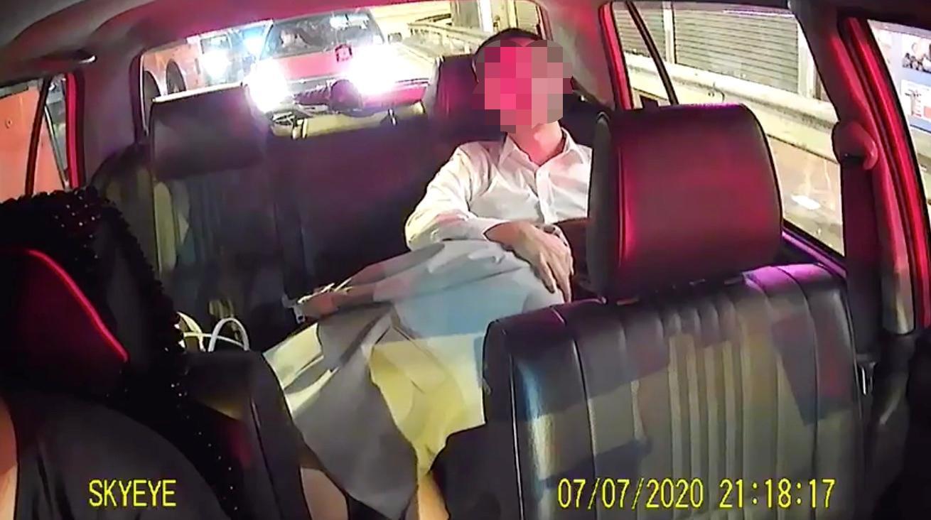 最後女方甚至趴在男方下體,激情程度更勝去年的許志安事件。(翻攝Play Hard玩梗社團)