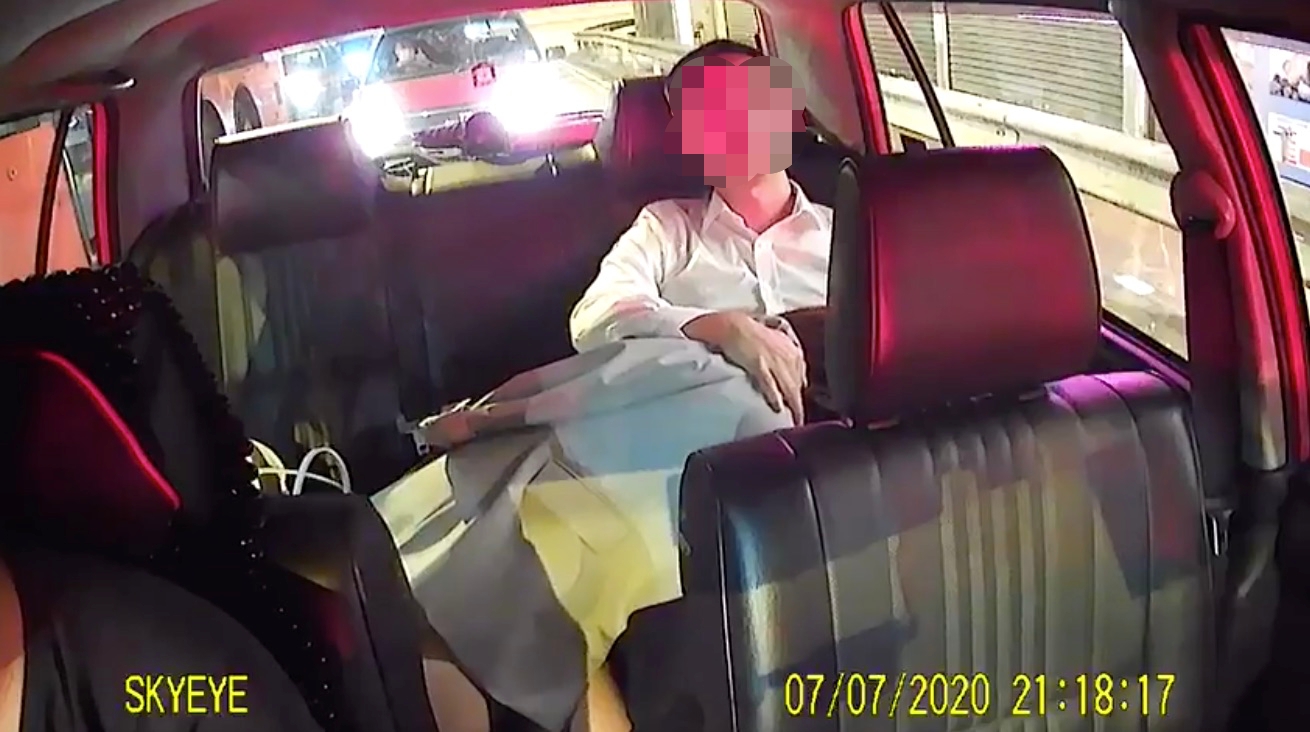 最後女方甚至趴在男方下體,激情程度更勝去年的許志安事件。(翻攝Play Hard玩梗社團)