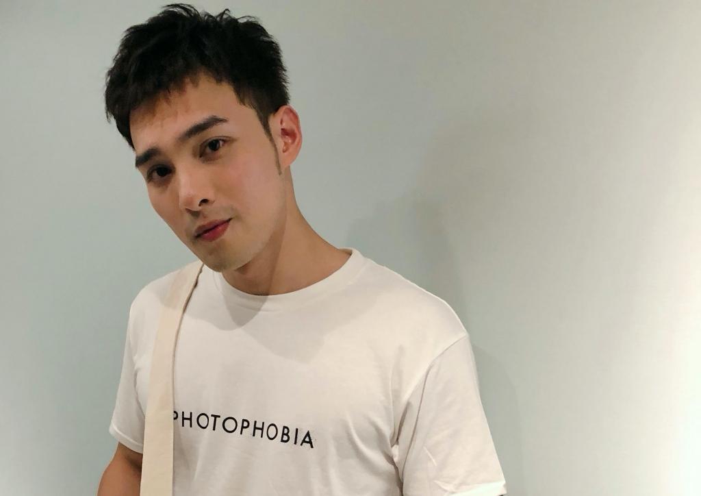 黃偉晉推出了個人的周邊商品,身上衣服為自己設計。(愛貝克思提供)
