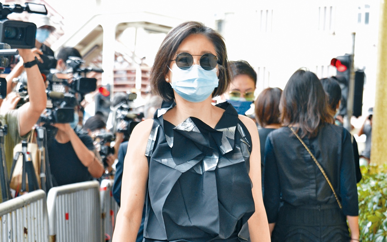 林青霞穿著約2.8萬元Issey Miyake上衣出席賭王葬禮。（東方IC）