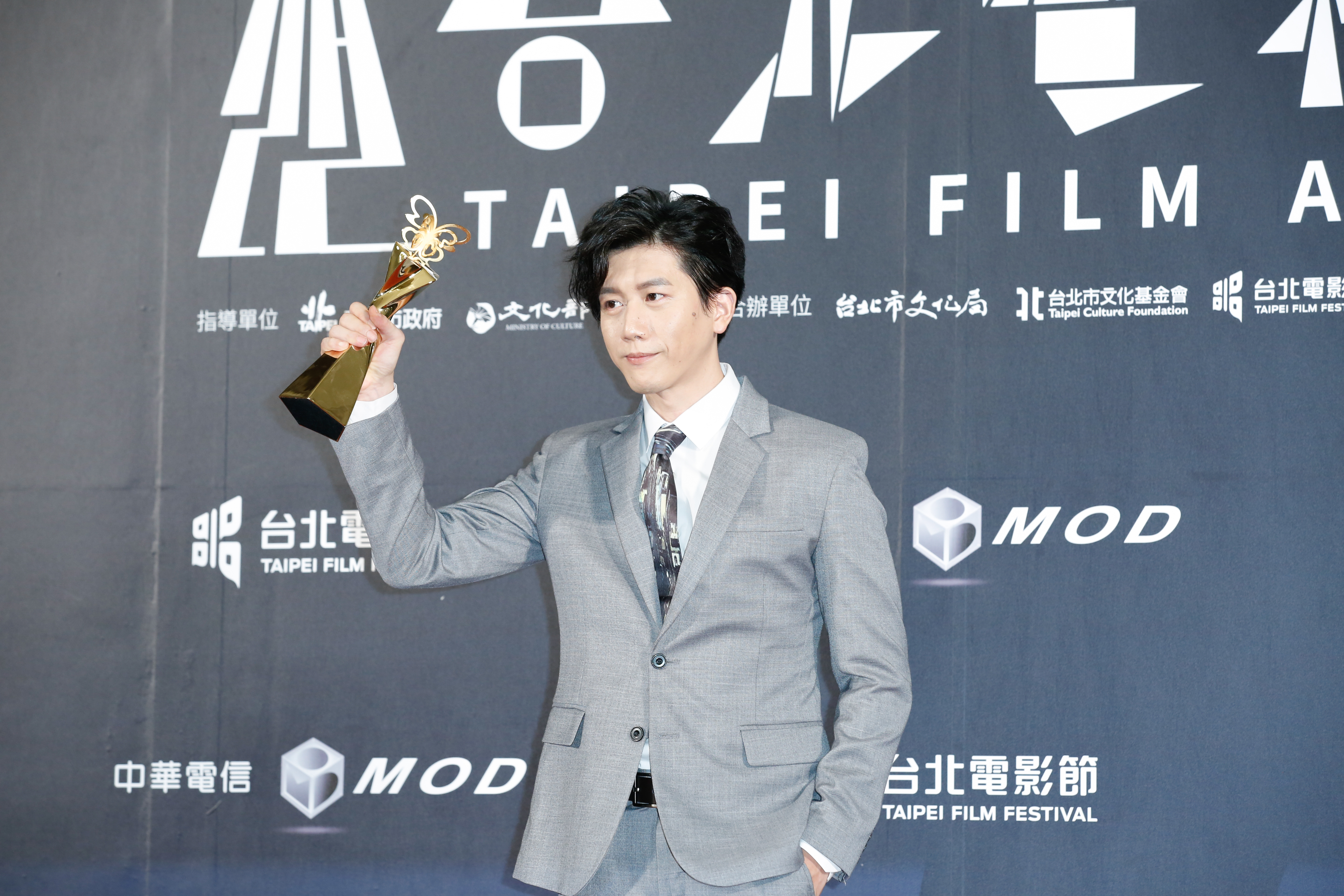 莫子儀笑稱要將獎座供在自家神明桌上感謝祖先。