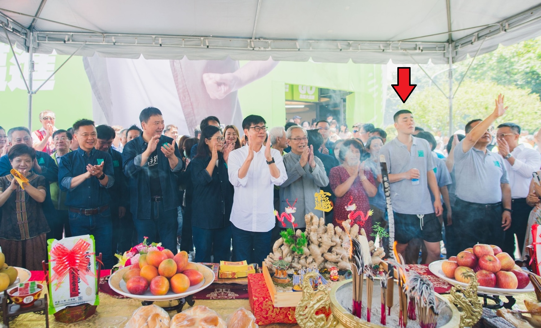 民進黨高雄市長補選候選人陳其邁今成立競選總部，他的兒子陳政通（箭頭處）、媽媽都到現場。（陳其邁競總提供）