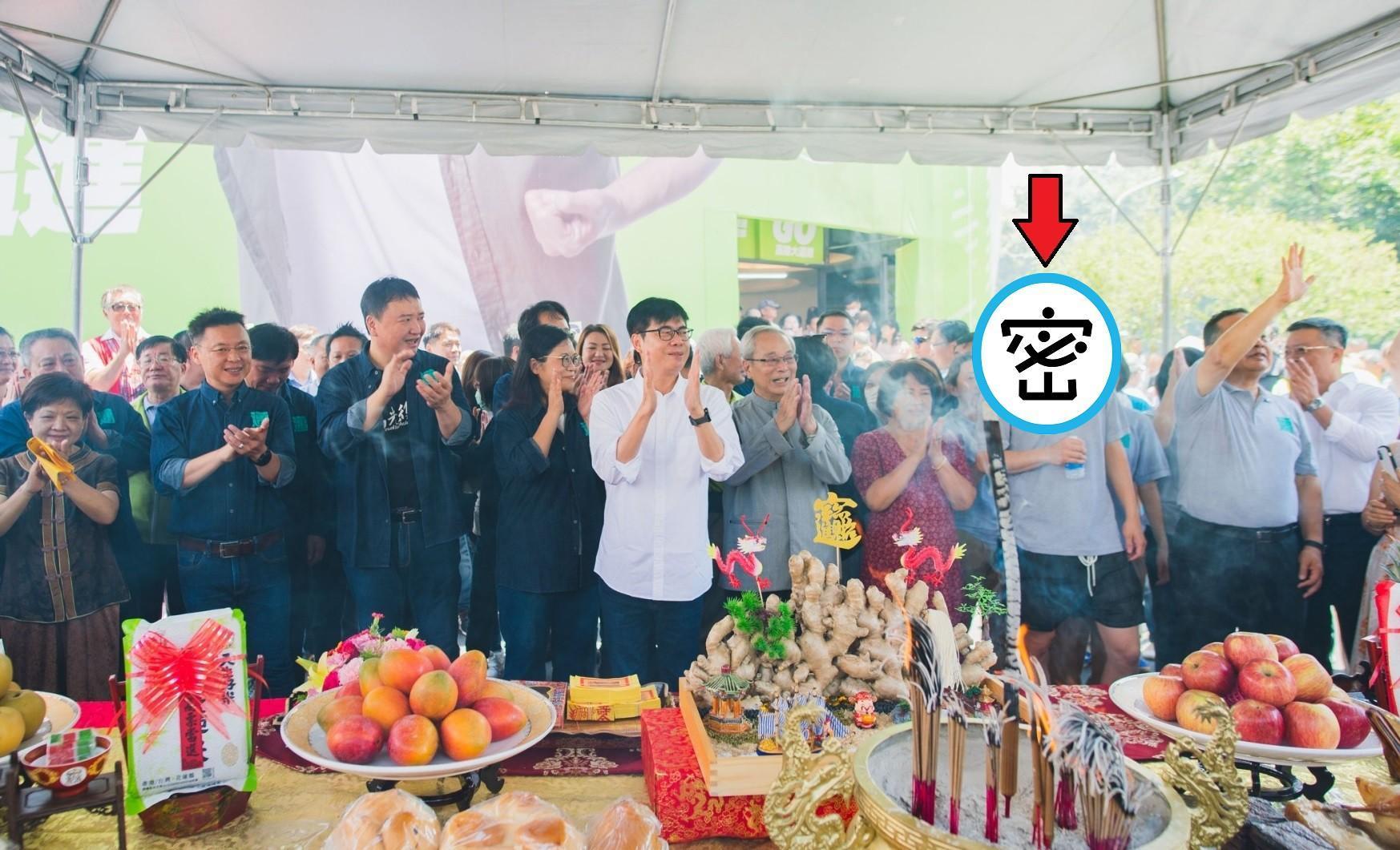 民進黨高雄市長補選候選人陳其邁今成立競選總部,他的兒子陳政通(箭頭處)、媽媽都到現場。(陳其邁競總提供)