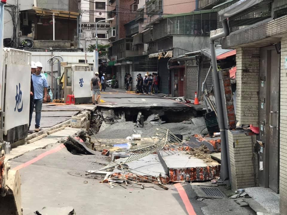 新北市永和區文化路113巷昨天傳出地層塌陷。(翻攝自我是永和人臉書社團)