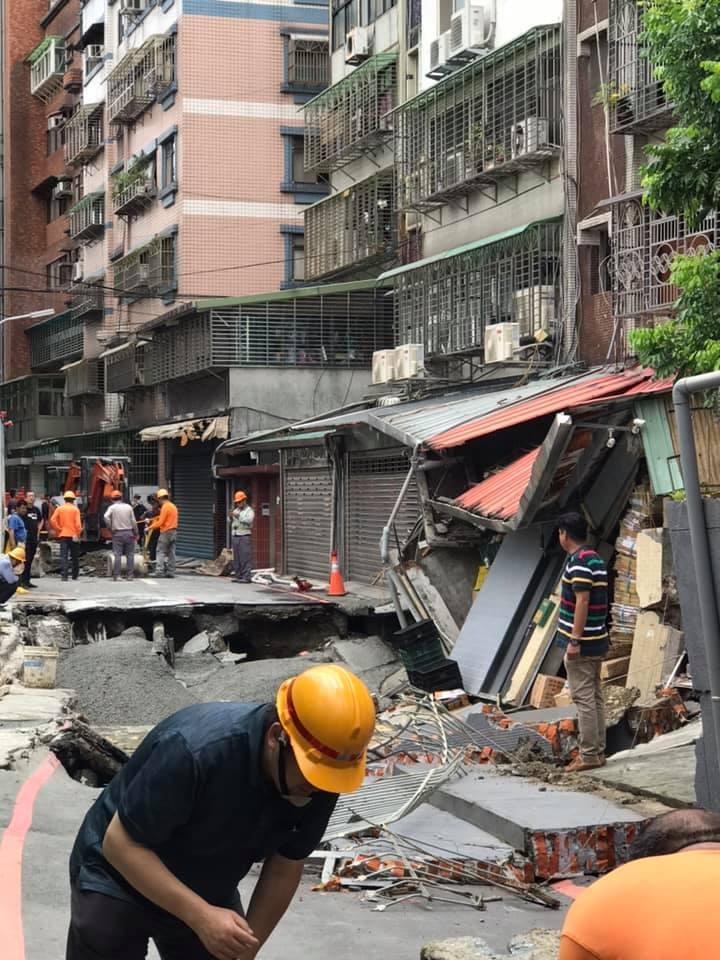 新北市永和區文化路113巷昨天傳出地層塌陷。(翻攝自我是永和人臉書社團)