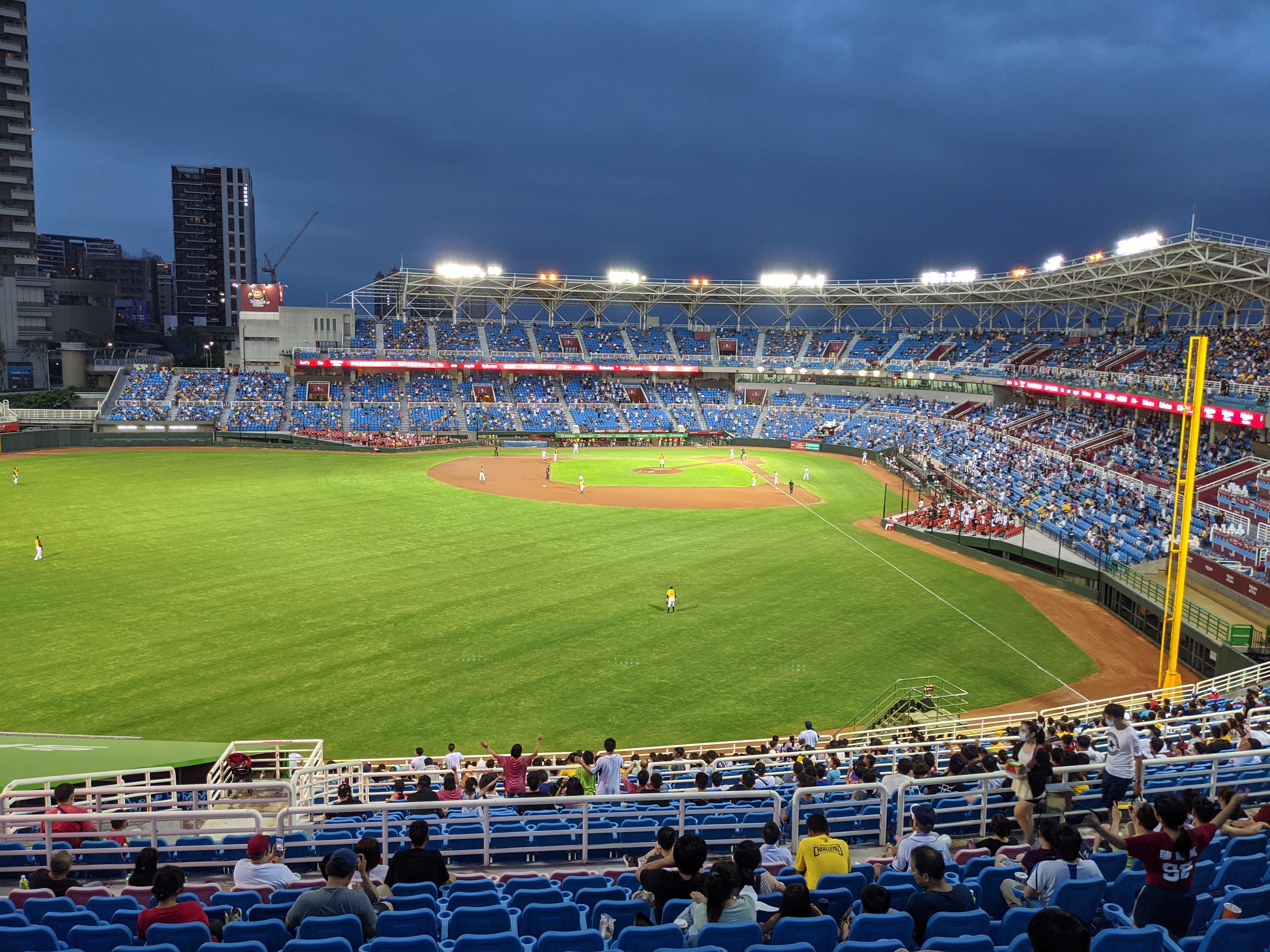 樂天桃猿成功守下主場，不讓中信兄弟在桃園拋下彩帶。