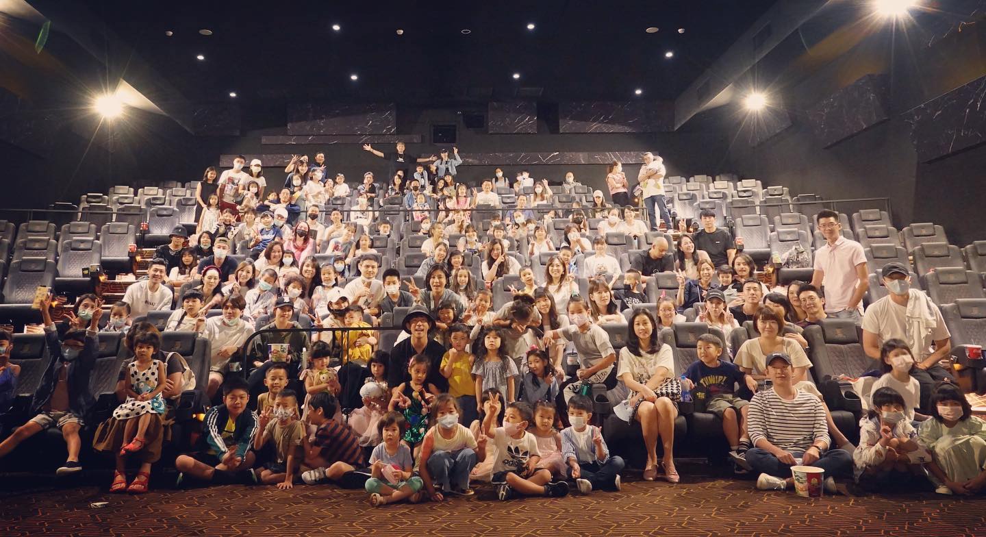 人緣佳的賈靜雯號召力十足，包場影廳內的陣仗相當龐大。（翻攝自賈靜雯臉書）