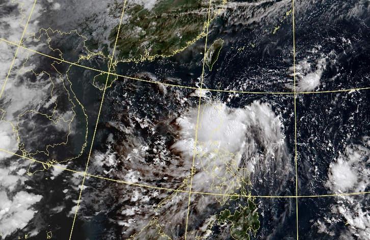 太平洋高壓持續強盛，菲律賓東方海面的熱帶擾動成颱機率低。（翻攝自氣象局官網）