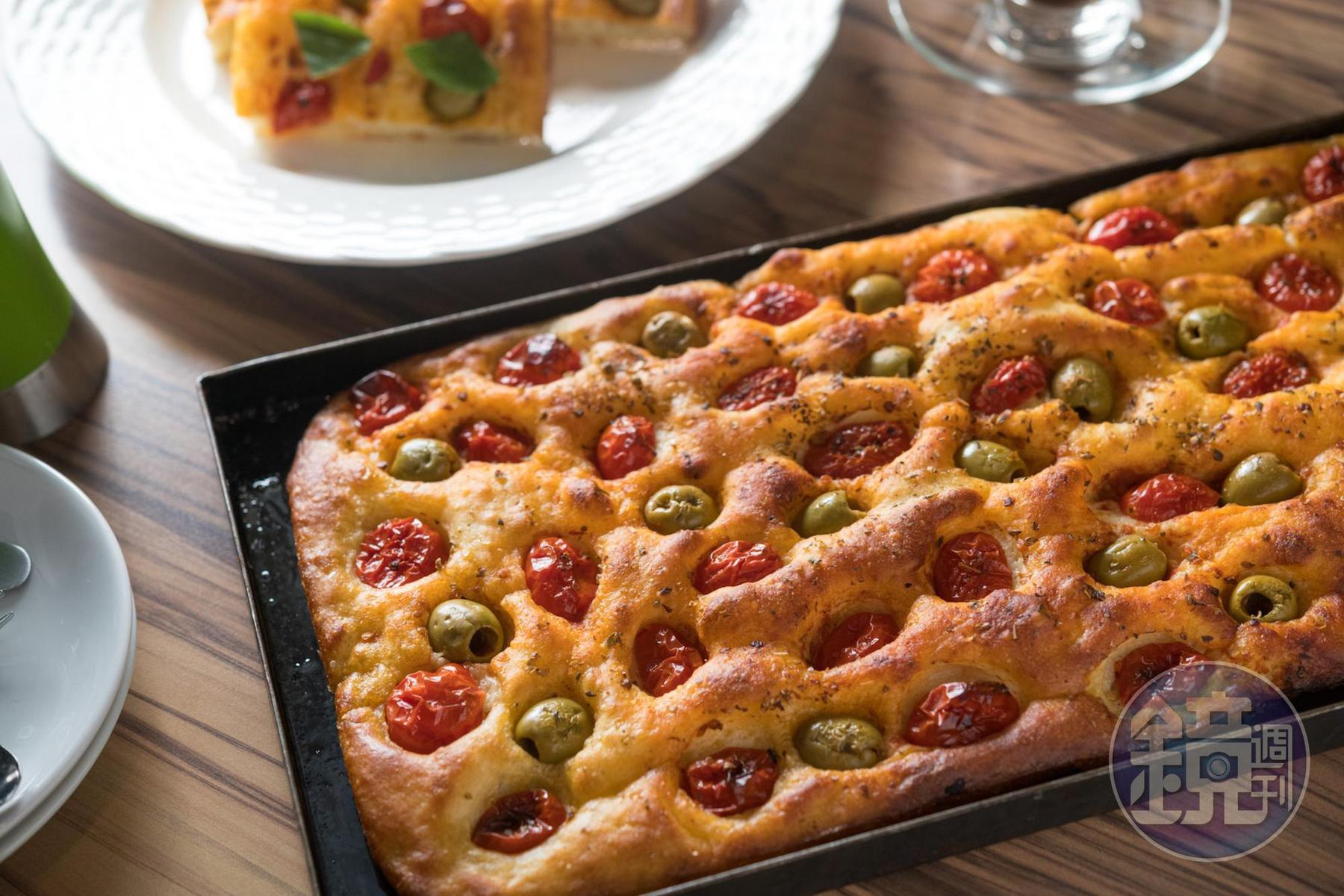 「巴里佛卡夏」(Focaccia Barese)特別的地方是在麵糰裡加入馬鈴薯。