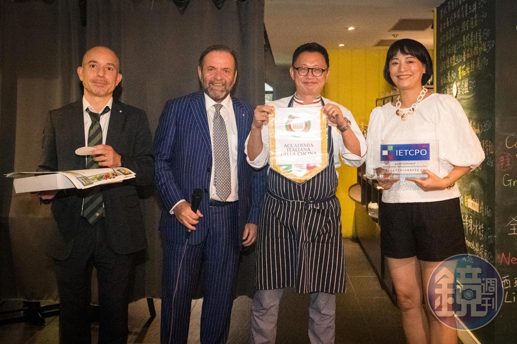 王嘉平(右二)與女友Julia(右一)所經營的Solo Pasta以正宗義大利菜獲得義大利官方組織的青睞。