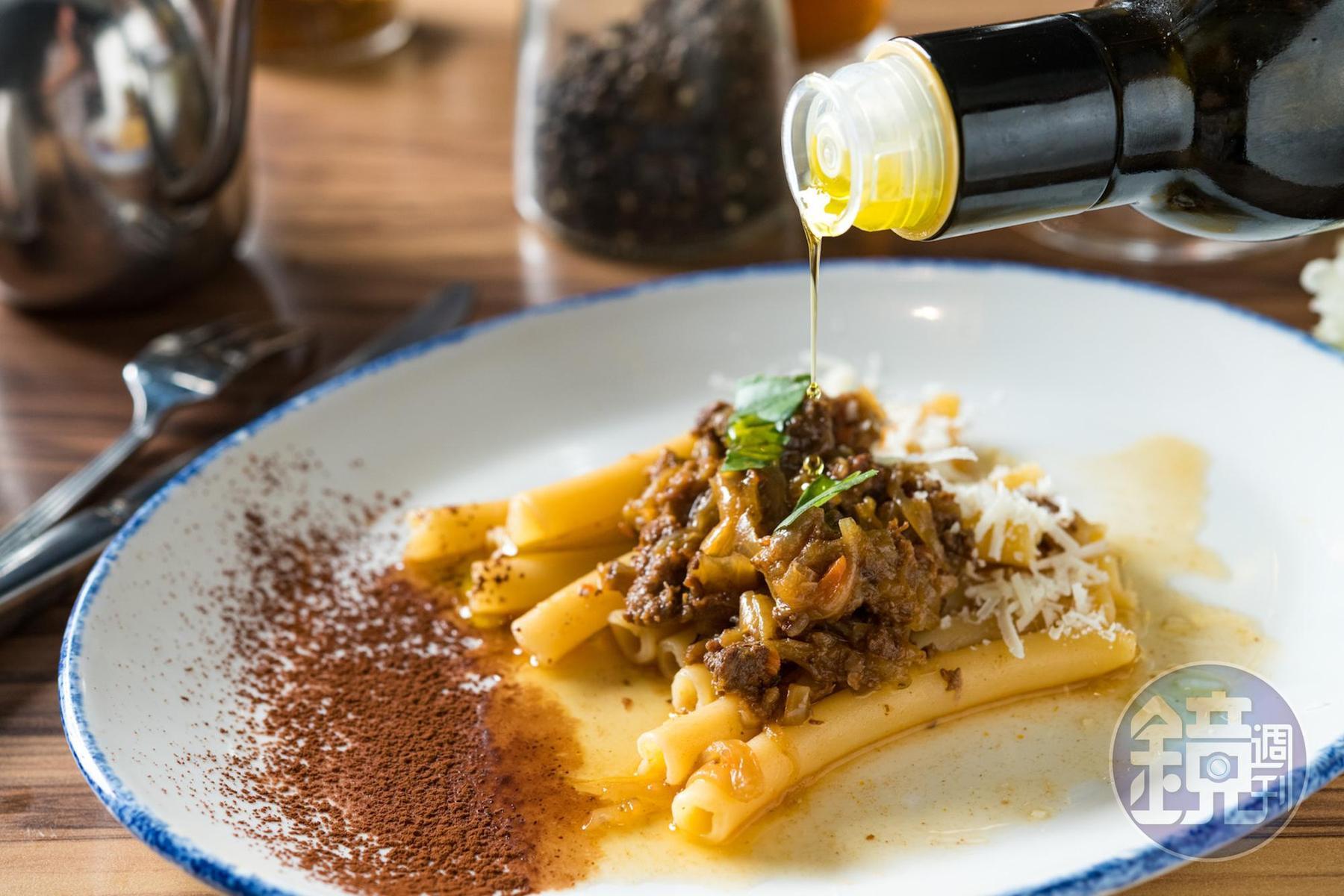 「吸管麵佐拿坡里洋蔥牛臉頰醬」(Ziti con Ragu Genovese)肉醬香甜濃郁。