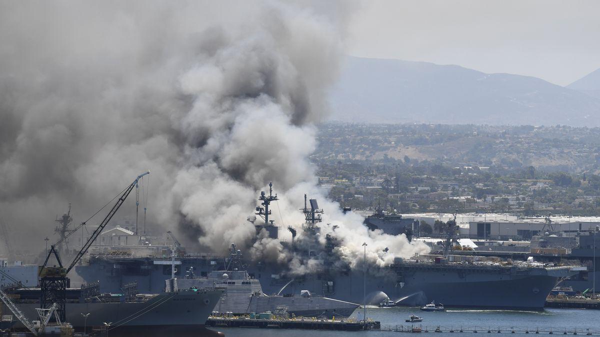 美軍兩棲攻擊艦「好人理查號」爆炸起火，現場濃煙密布。（翻攝自推特）