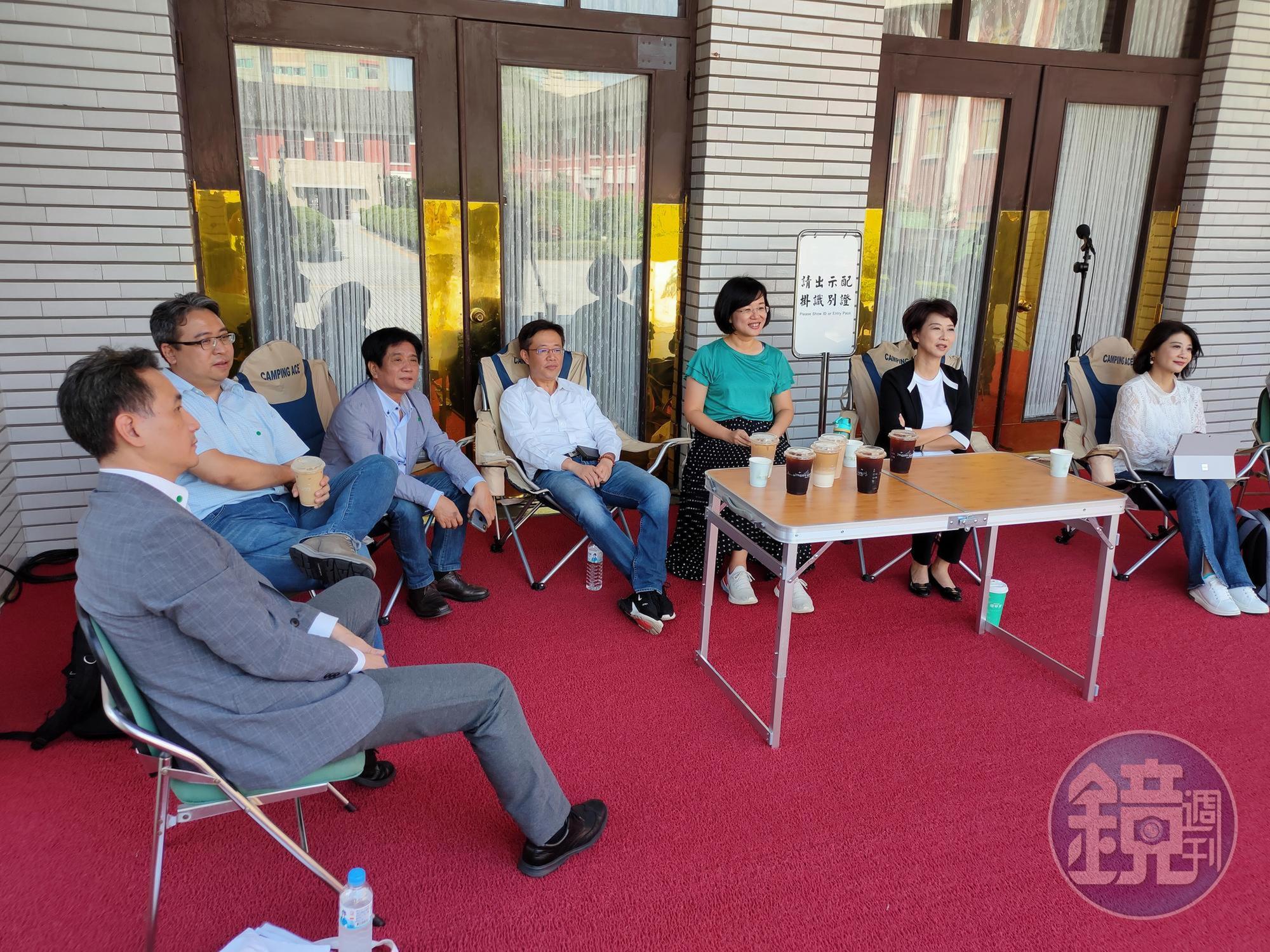 民進黨立委今天上午8時起已在議場前輪班，要確保議場不被藍委佔領。