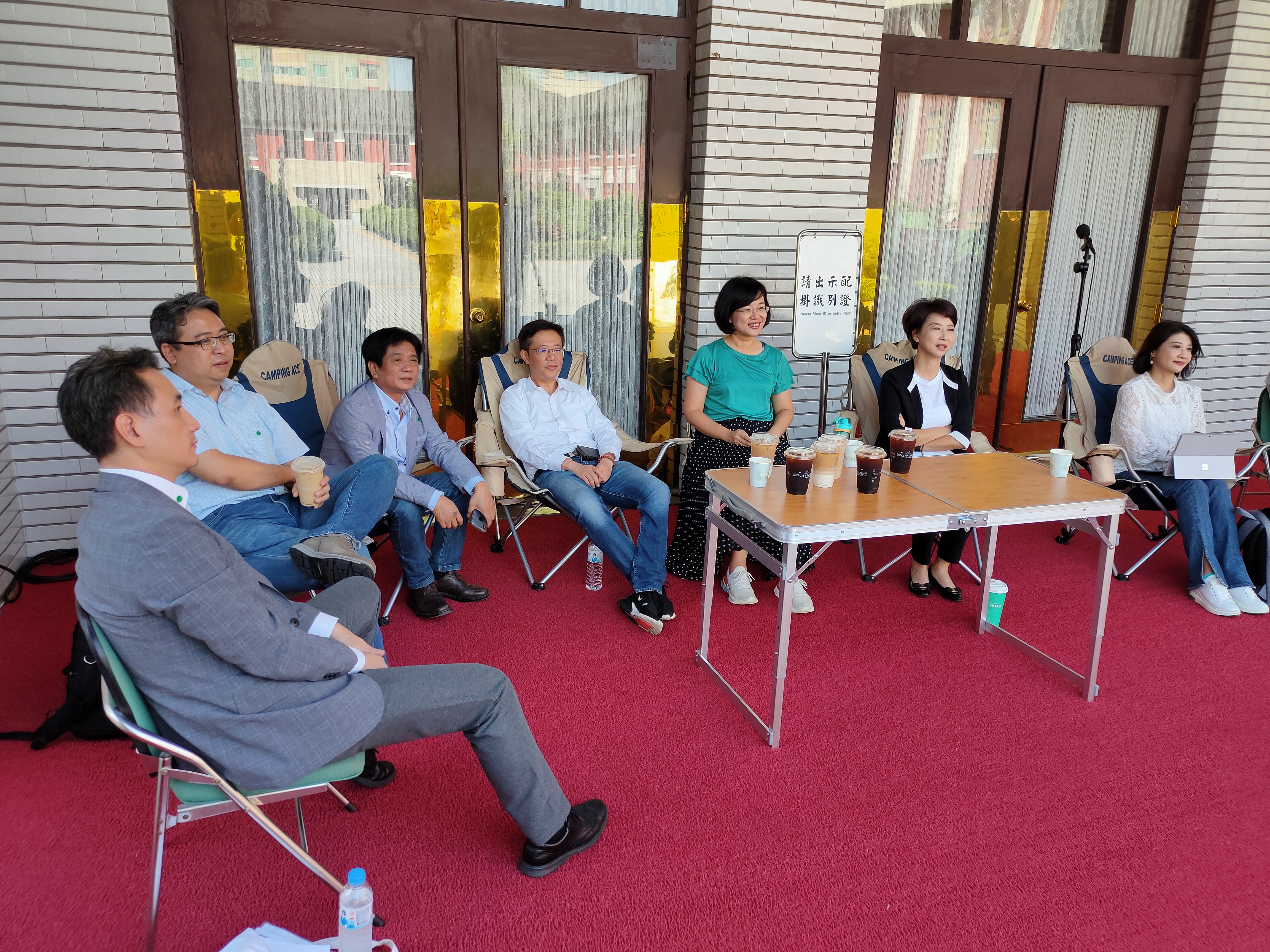 民進黨立委今天上午8時起已在議場前輪班，要確保議場不被藍委佔領。