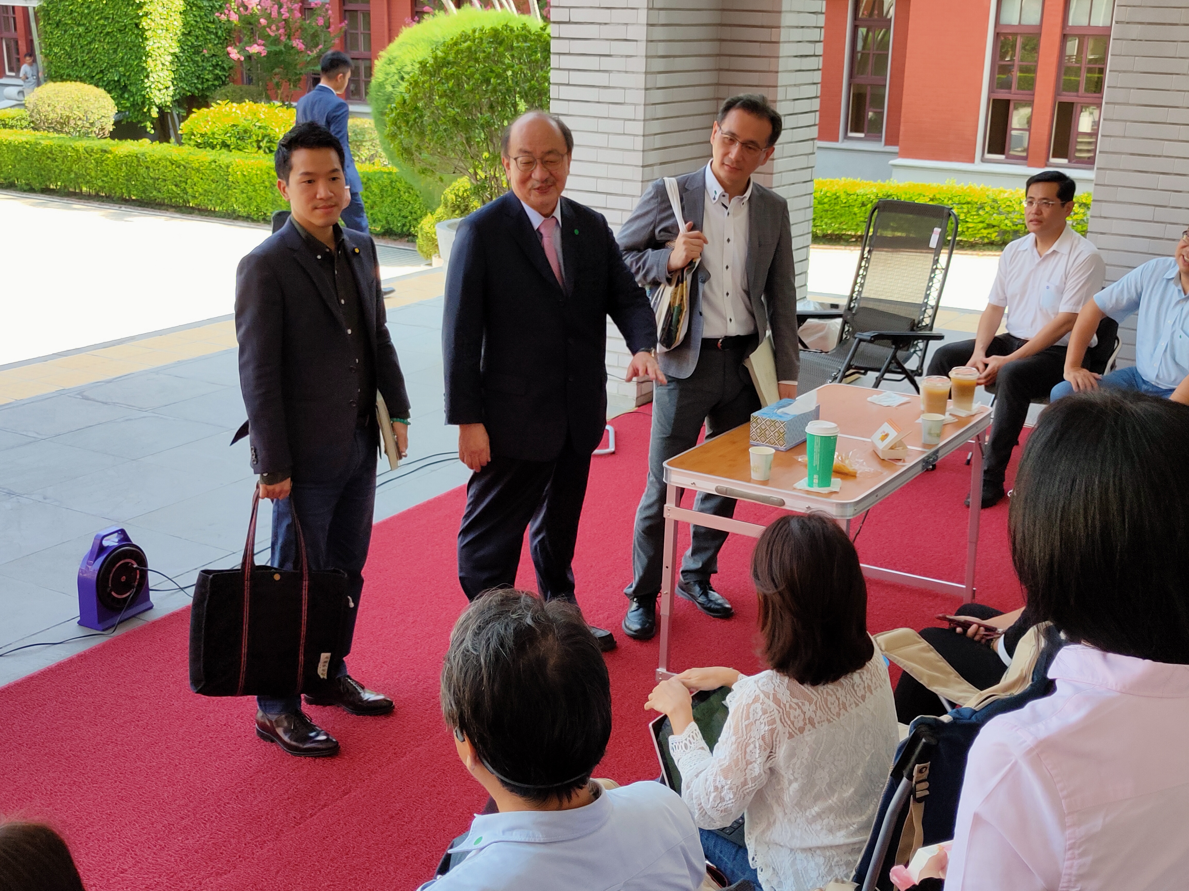 民進黨團總召柯建銘上午9時許到議場前與輪值綠委互動。