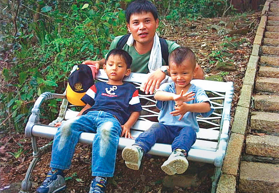 白昆禾(左)說爸爸(中)給了他一個很棒的童年,白爸則謙虛地說:「我充其量就是個暖爸爸。」(截自白昆禾頻道)