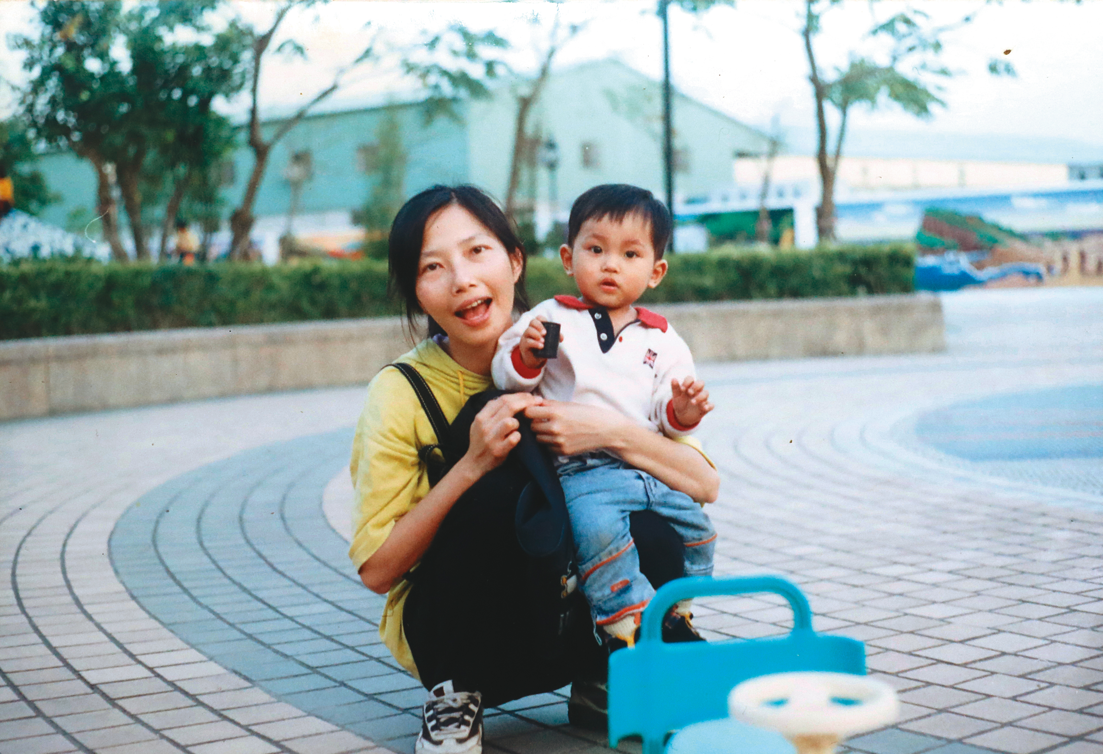 媽媽周惠禎(左)在白昆禾(右)小學3年級時決定出國念書,原本想要孩子同行,因阿嬤反對才作罷。(白裕文提供)