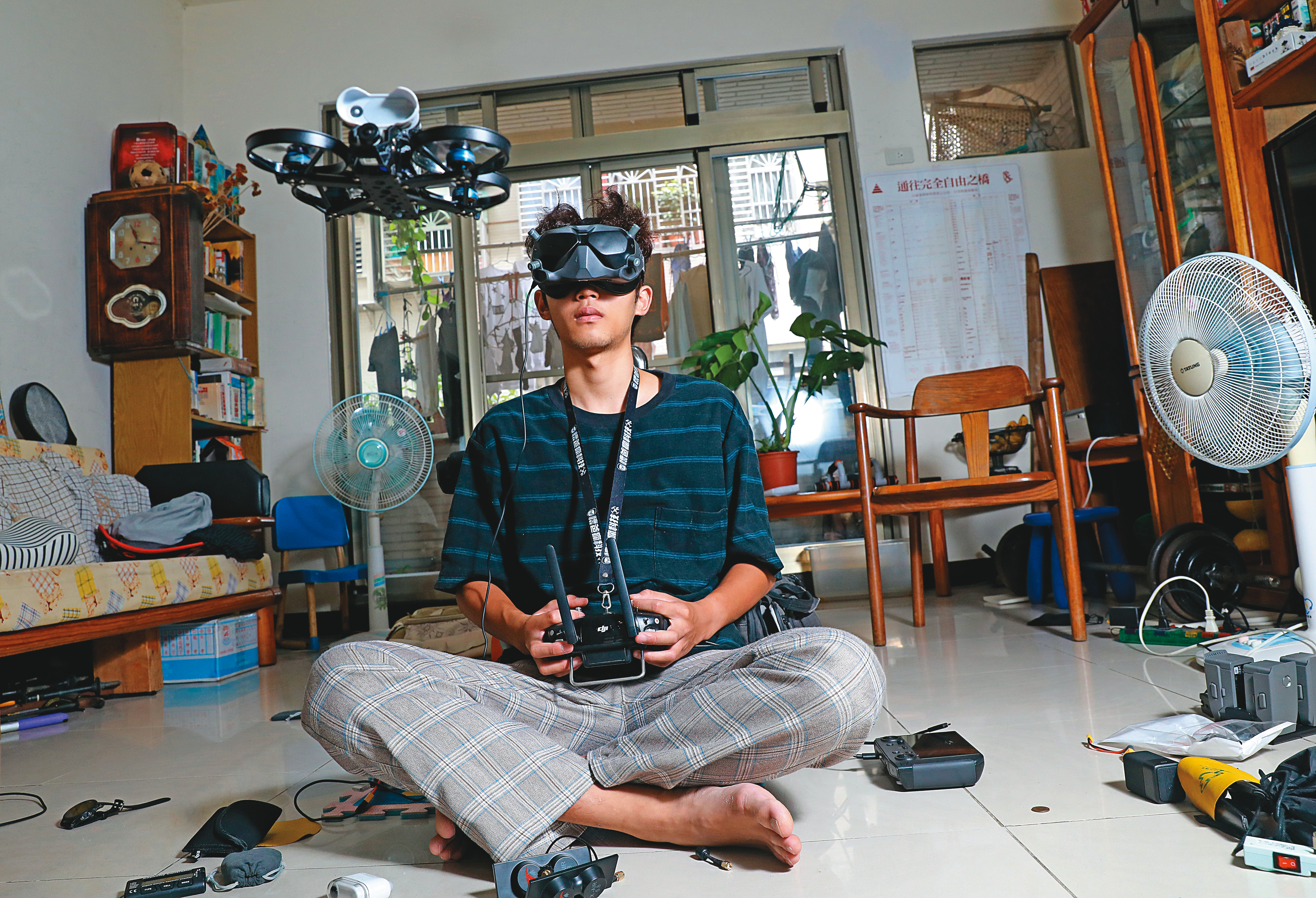 白昆禾因穿越機空拍技術備受肯定，他說初學時每天練1、2個小時，也使用模擬機練習。