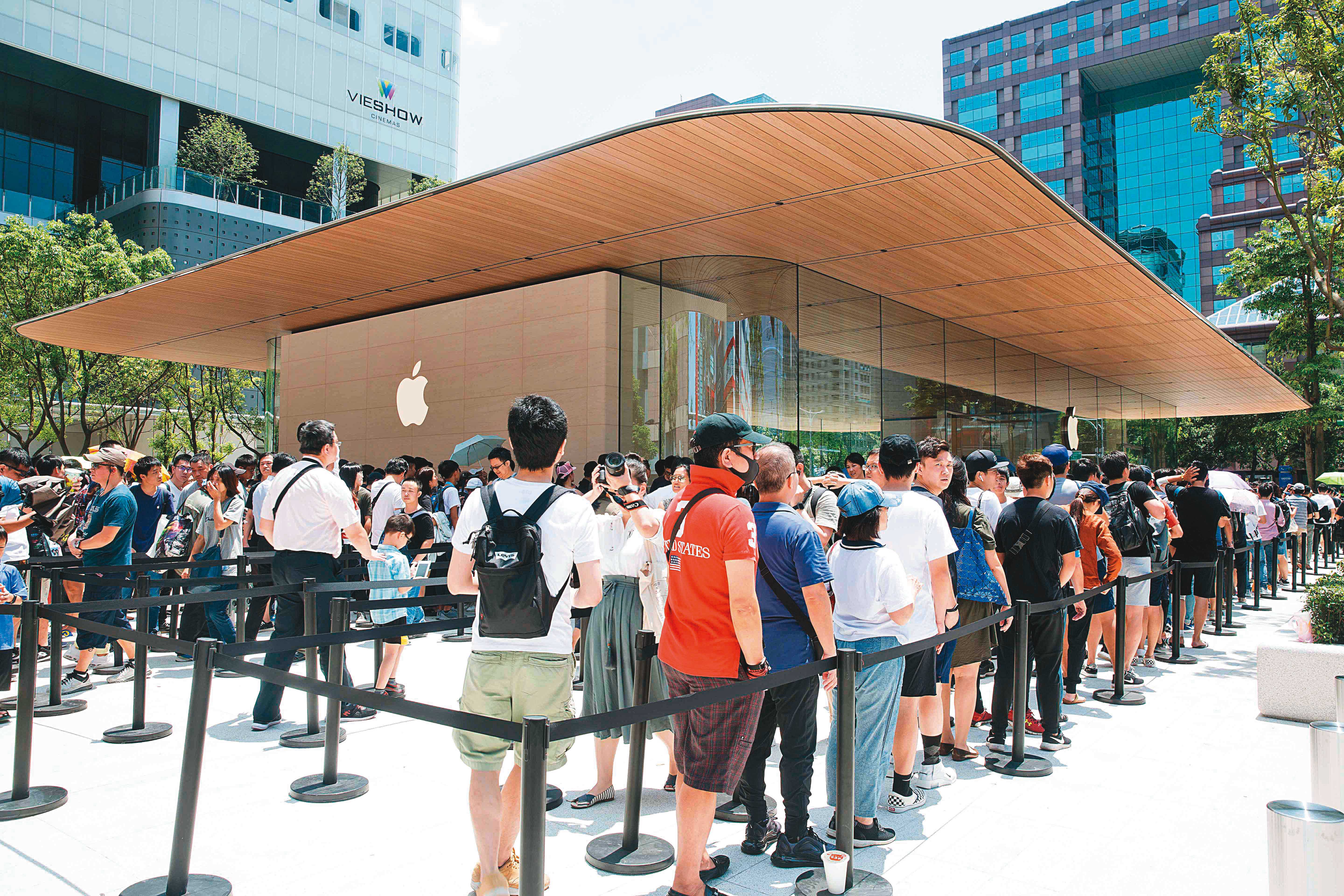 iPhone 12這次大改款，預期將吸引果粉搶進，法人圈樂觀看待下半年相關供應鏈表現。