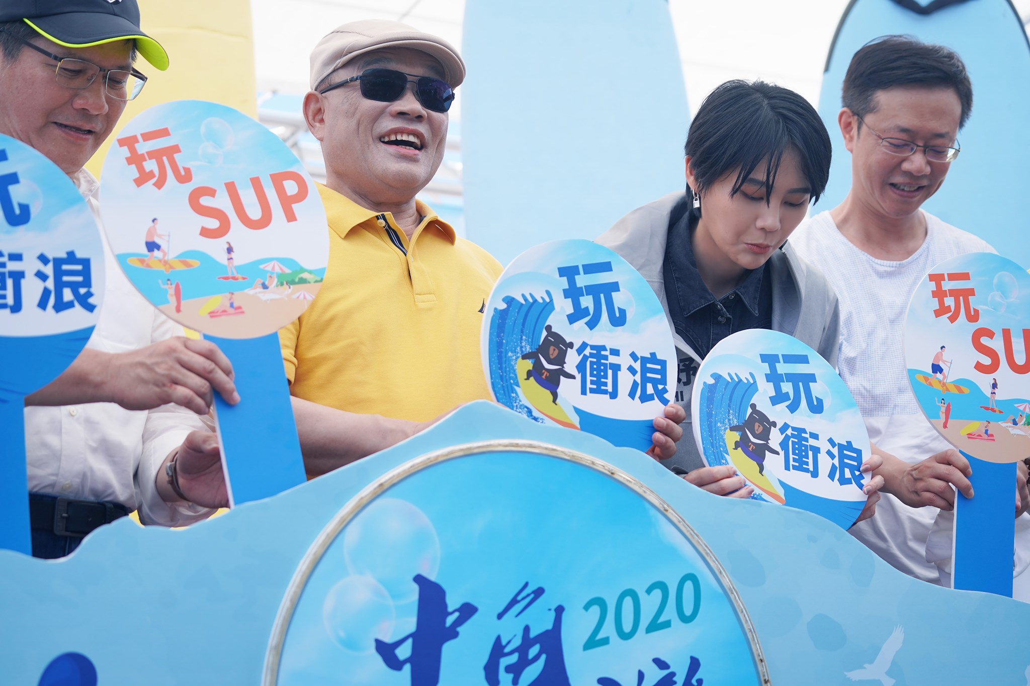 行政院長蘇貞昌出席活動時膚色突然白好幾個色階，被網友吐槽。（翻攝賴品妤臉書）