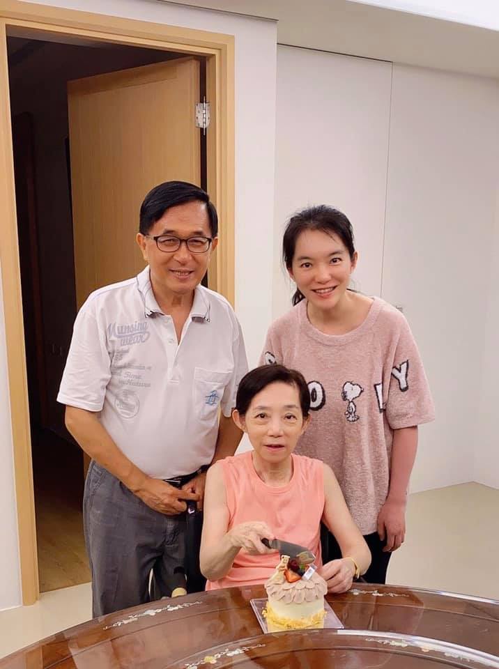 陳致中昨於臉書po文,不僅替母親吳淑珍慶祝70歲生日,也曝光了母親及姊姊陳幸妤的近況照。(翻攝自陳致中臉書)