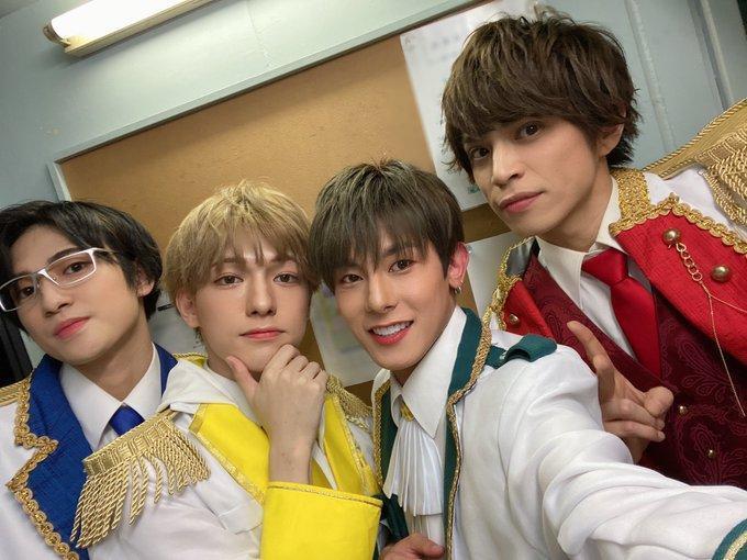 舞台劇《THE★JINRO 帥哥人郎偶像是誰!》演員松村優(左起)、近藤耀司、ITSUMI、山本裕典在後台玩自拍,但除ITSUMI外另外3人都確診新冠肺炎。 (翻攝ITSUMI Twitter)