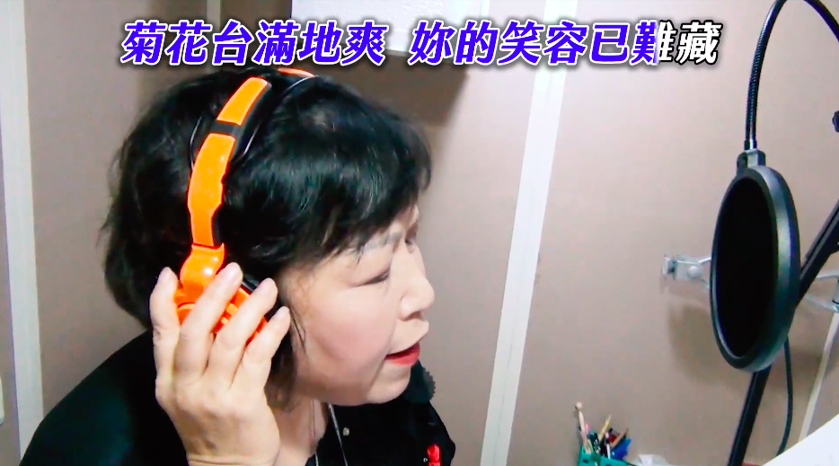 藍營也祭出空戰，找來黨籍立委葉毓蘭、林思銘及新黨議員侯漢廷，合唱改編歌曲「菊花台」，諷刺花媽接掌監院。（翻攝自影片）