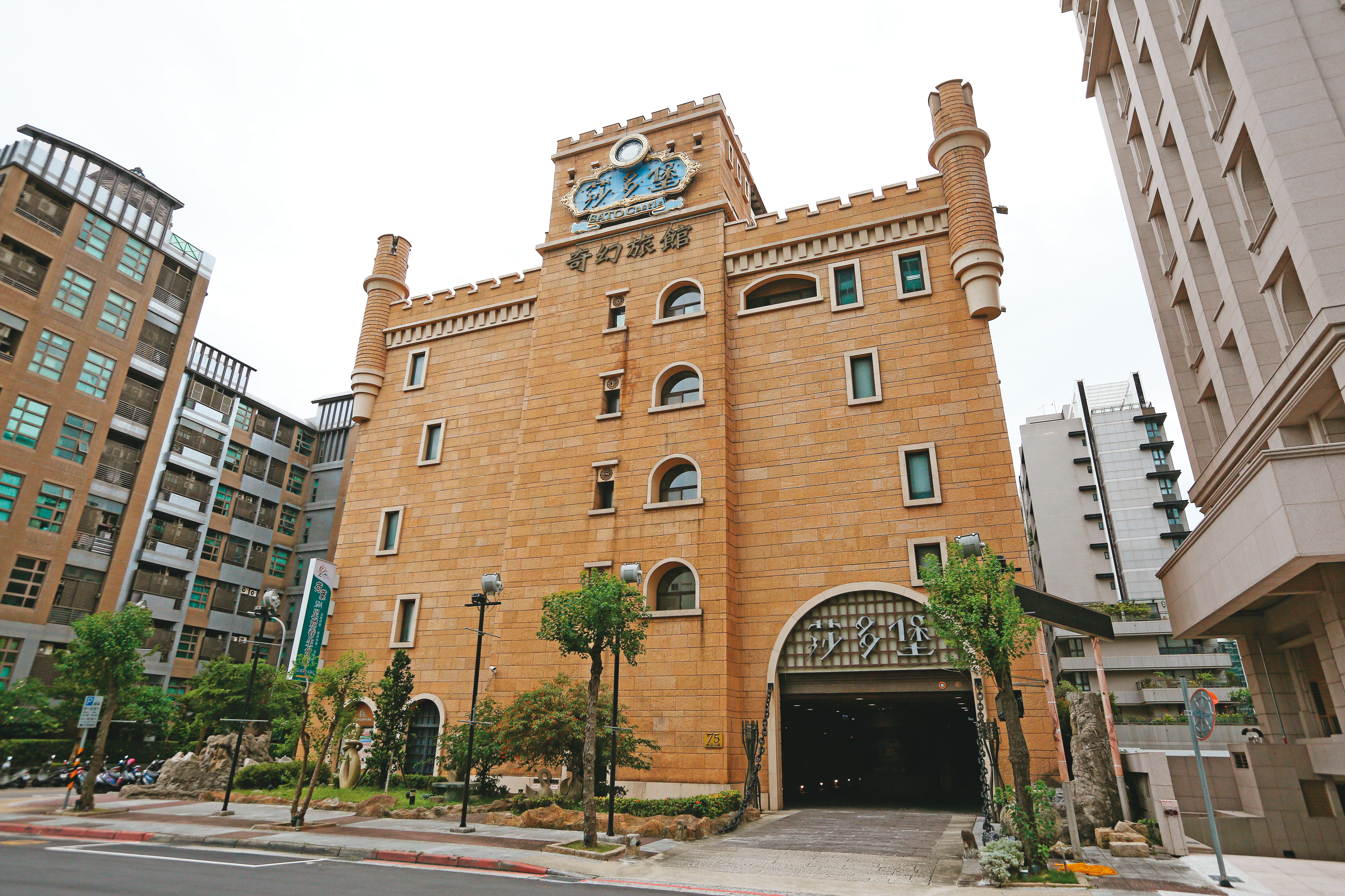 台北市莎多堡奇幻旅館占地800坪，是百億大亨張董的家產之一，近來傳出已遭張妻售出。