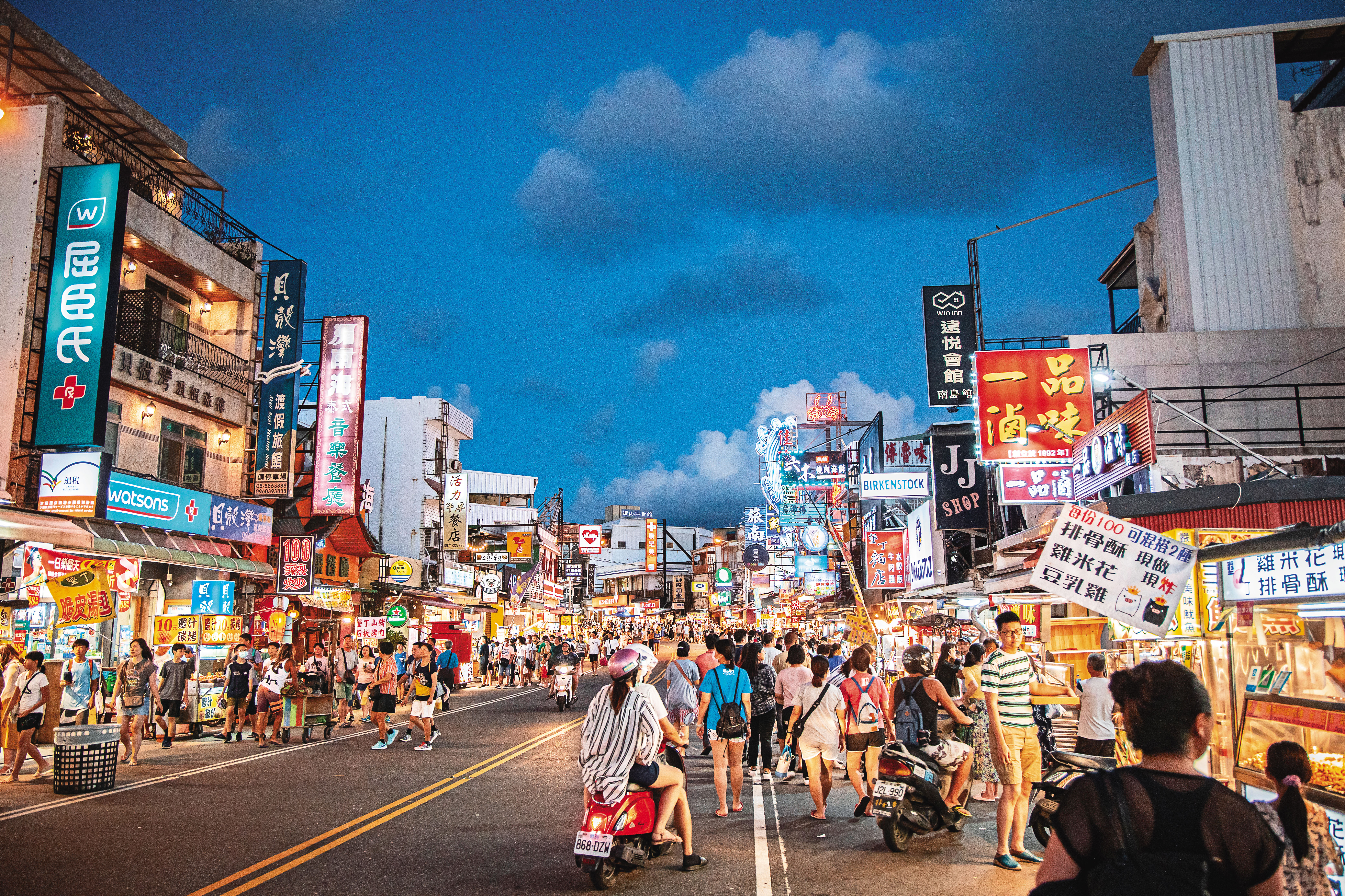 國內旅遊業本質極為碎片，沒有國際競爭力，轉型升級困難。而政治人物逢災就拿稅金補貼，靠政策補助刺激，充其量只是打平而已。
